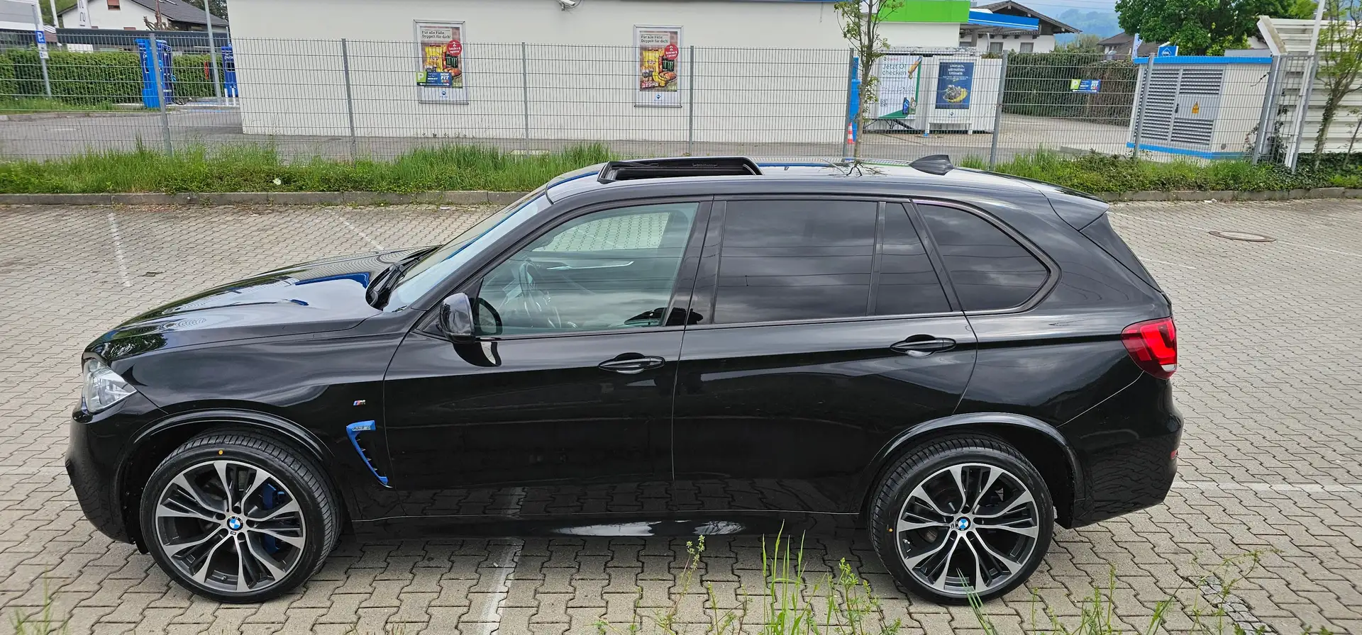 BMW X5 M50d*Sport-Aut.*HUD*AHK*LED*ACC*Aero*Leder*Kamera* Schwarz - 2