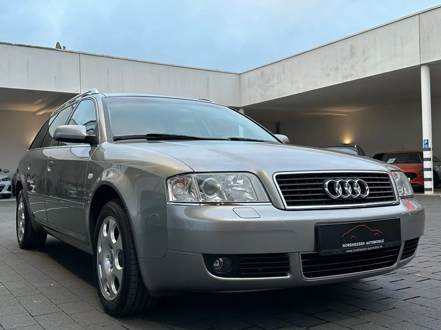 Audi A6 Avant 2.5 TDI quattro Automatik | 1. Hand Grau - 2