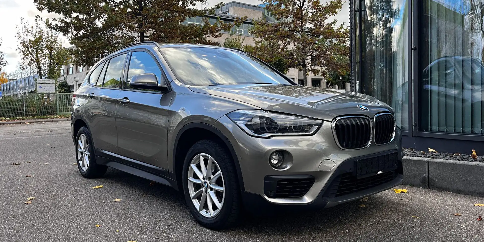 BMW X1 xDrive 18 d Adva*LED*AHK*Sportsitze*Navi* Argent - 1