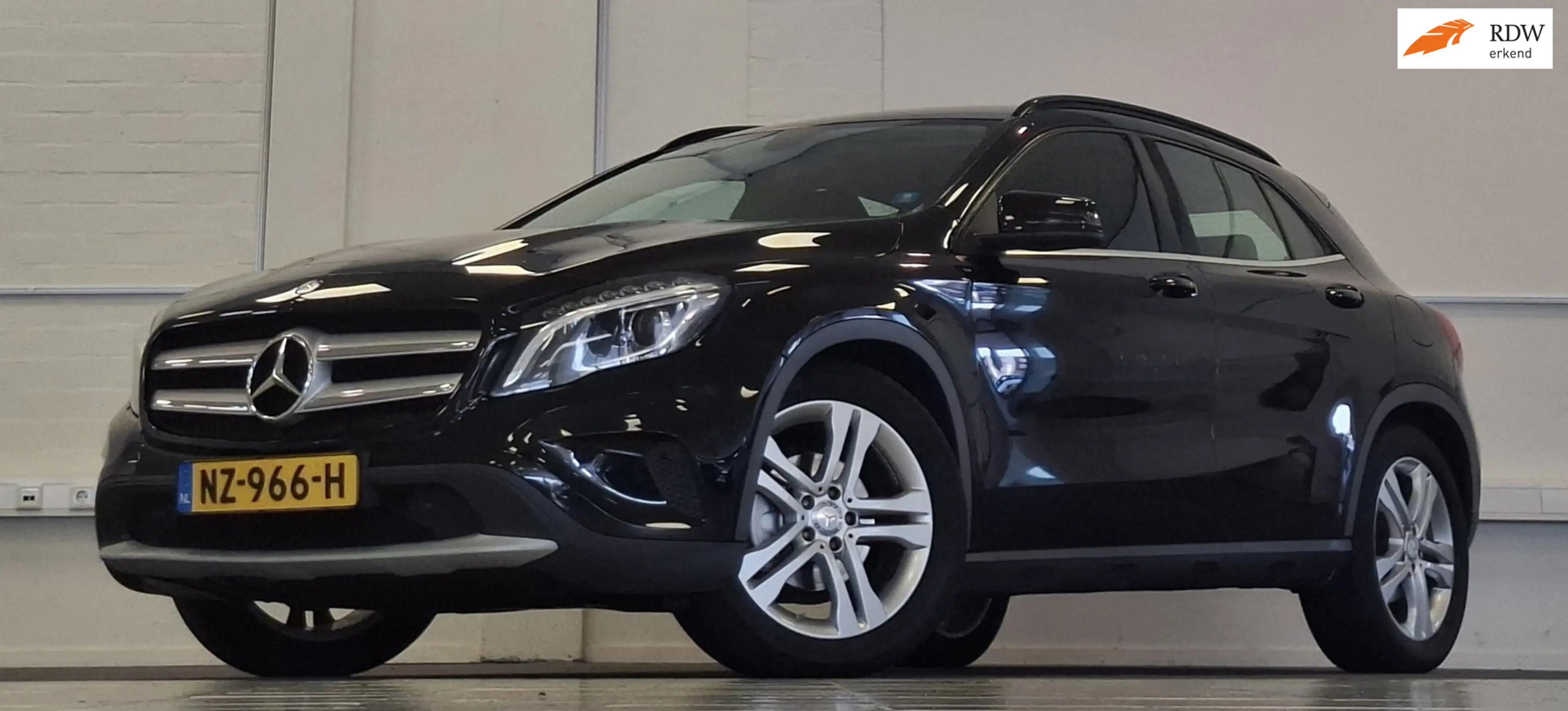 Mercedes-Benz GLA 200 Edition 1 Automaat Navi Xenon Leder Mooi!