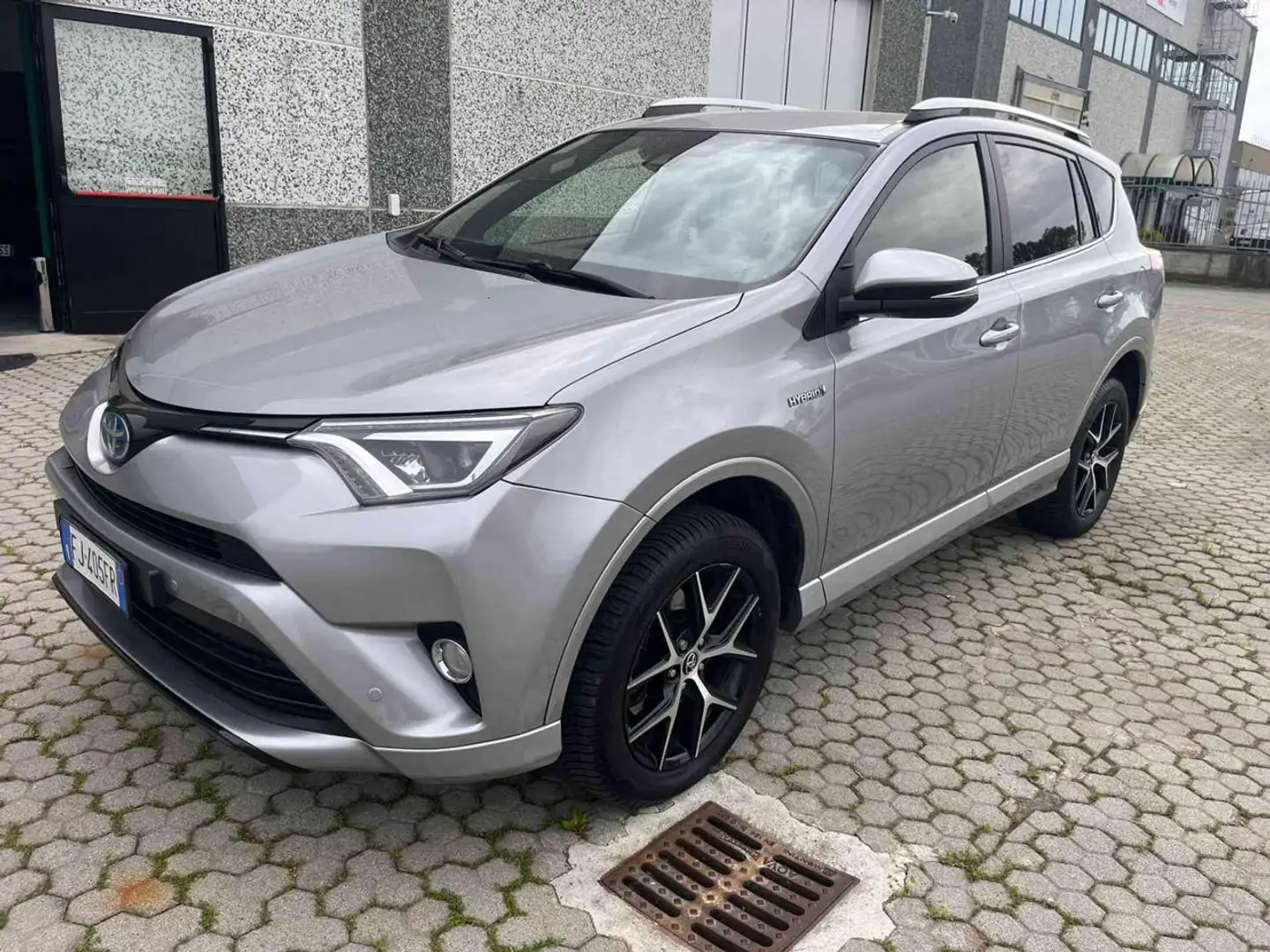 Toyota RAV 4 MY23 RAV4 2.5 Hybrid 2WD Lounge Argintiu - 1
