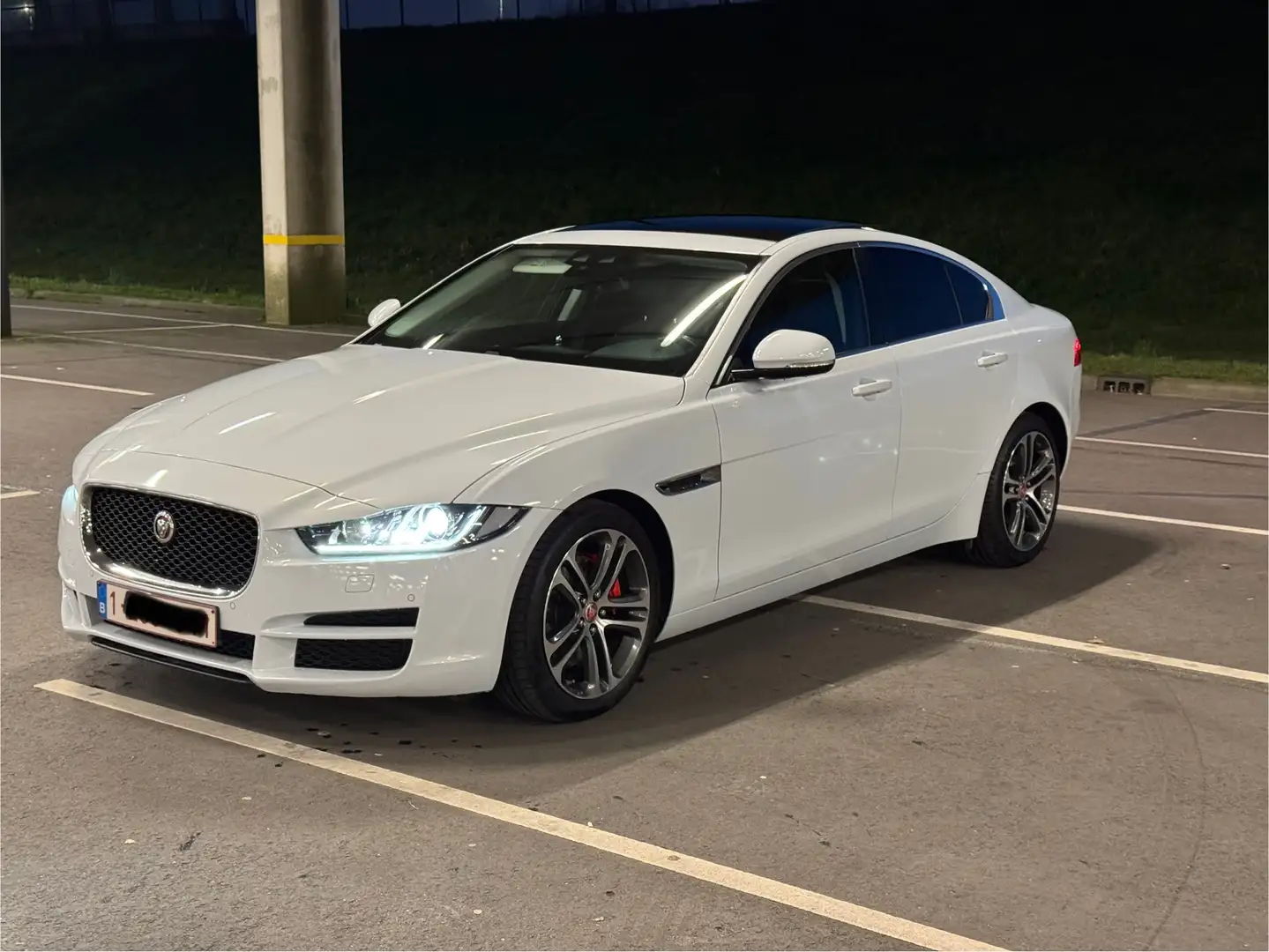 Jaguar XE 2.0D 180pk Panoramadak -Leder- Automaat Full optie Blanc - 1