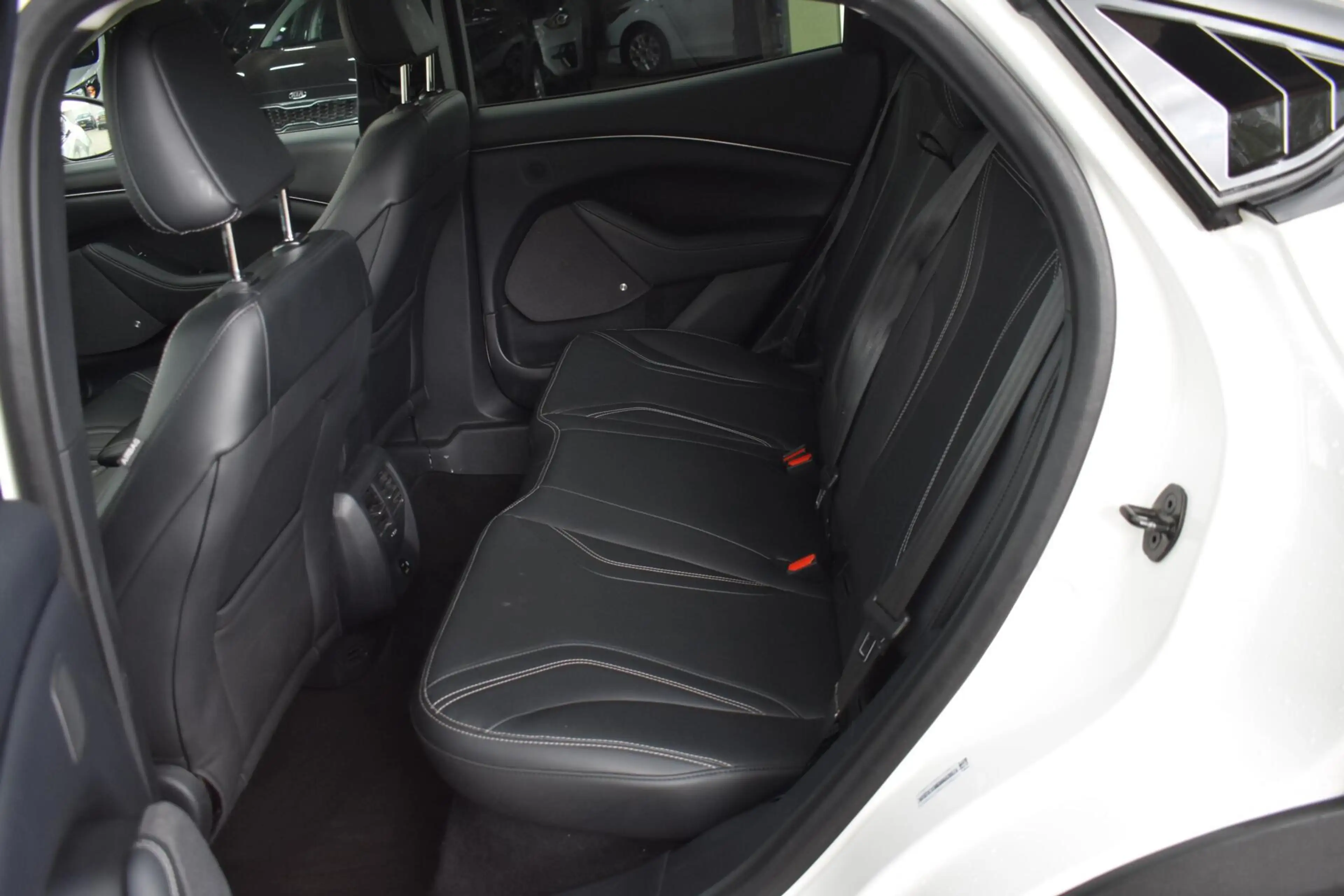 Ford Mustang Mach-E RWD 75 kWh | Pano | Leder | B&O| Winterpakket | — photo 9