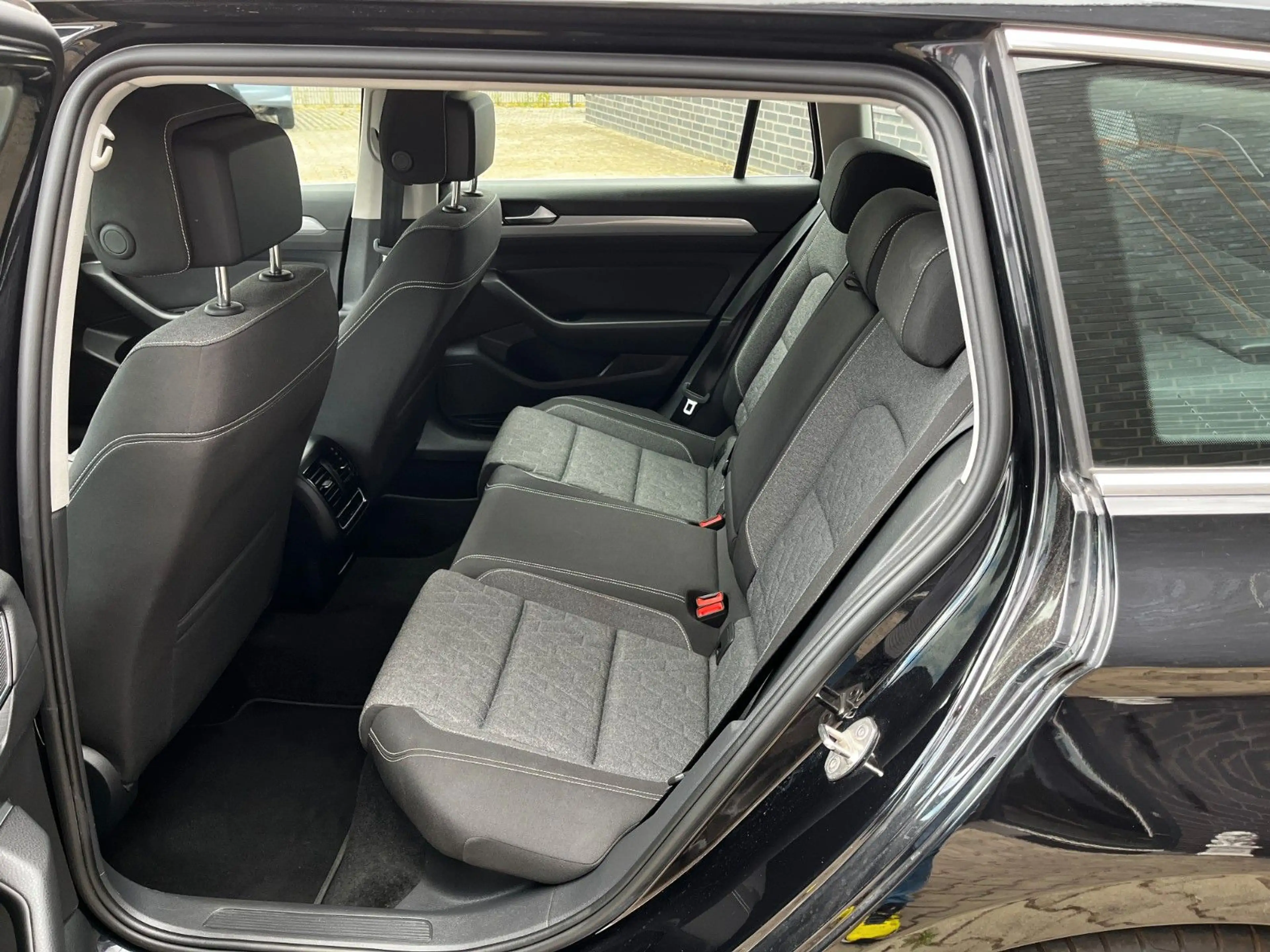 Volkswagen Passat Variant Passat 2.0 TDI Business/Aut/LED/NAVI/MWST — photo 12