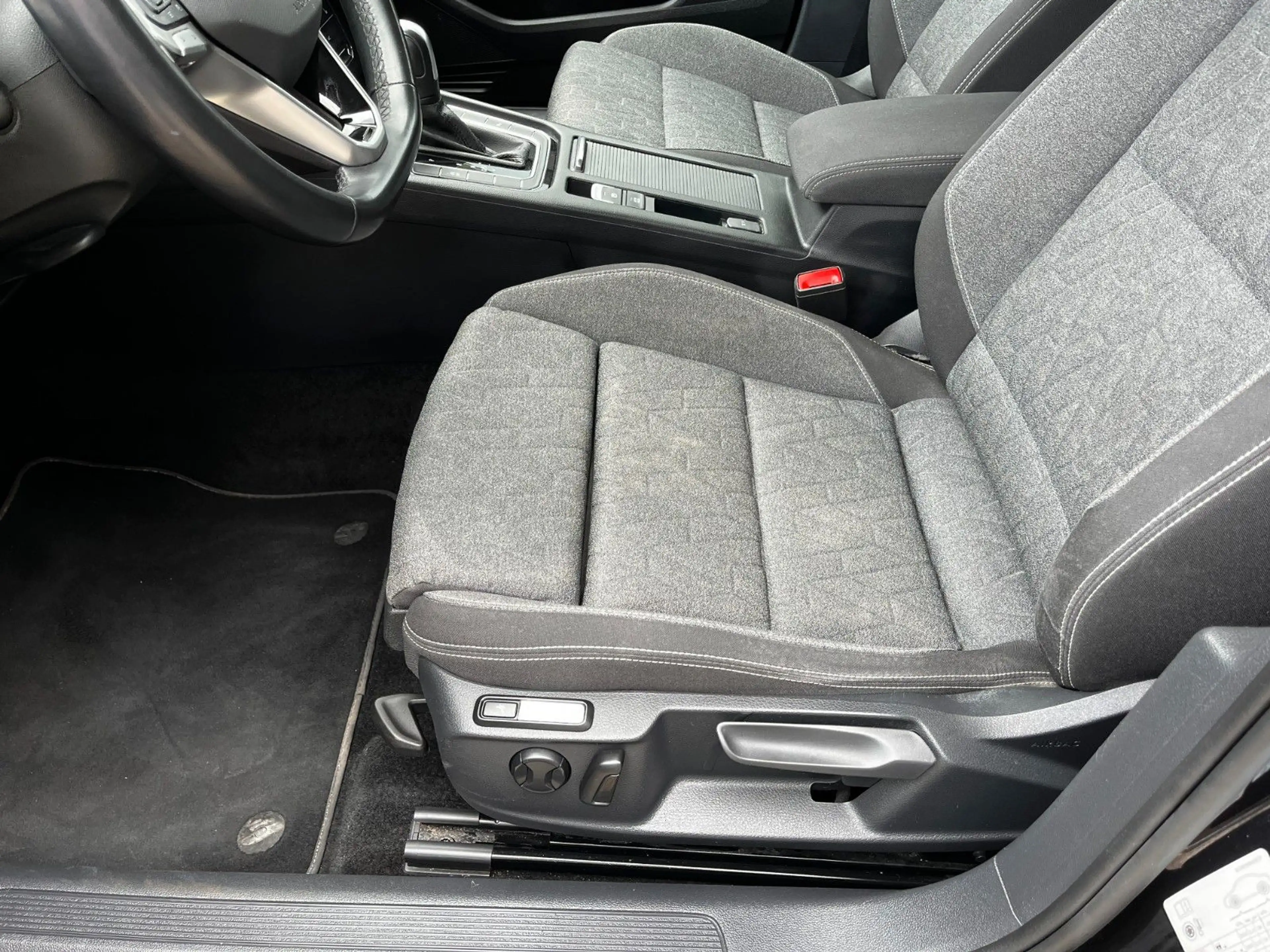 Volkswagen Passat Variant Passat 2.0 TDI Business/Aut/LED/NAVI/MWST — photo 11