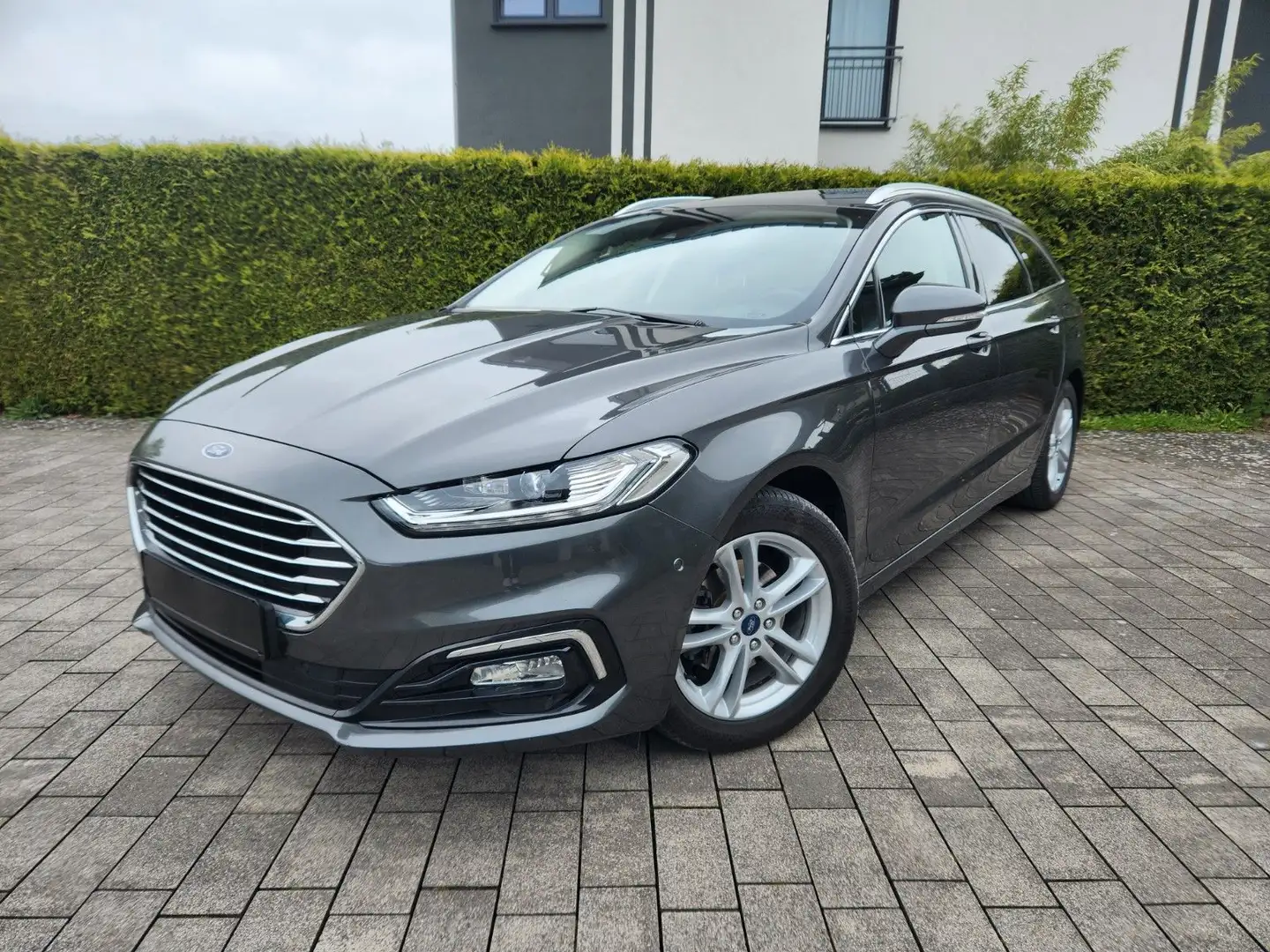 Ford Mondeo Turnier 2,0 140KW TITANIUM Panorama Luxus Gris - 2