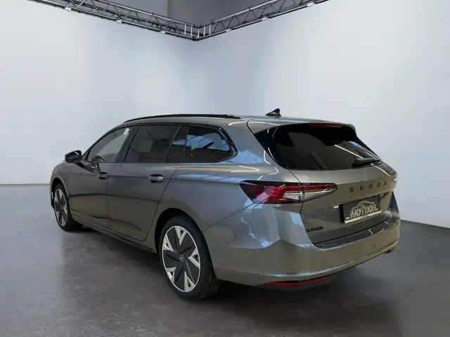 Skoda Superb view 4