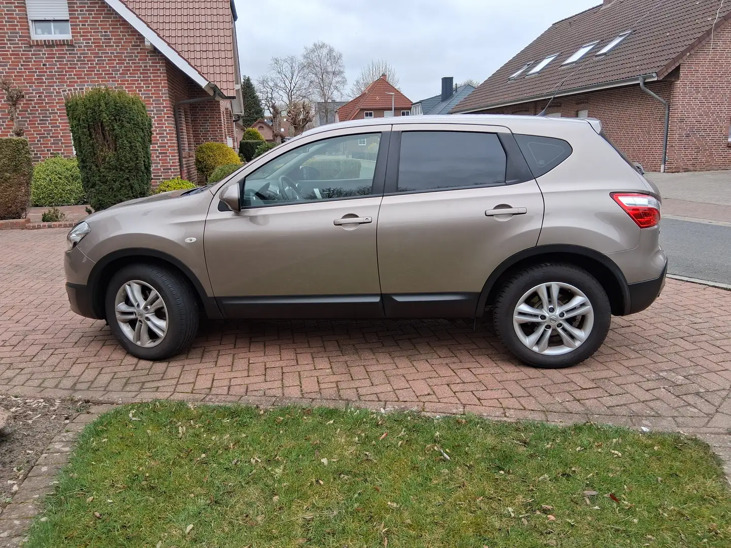Nissan Qashqai Qashqai 1.5 dCi DPF visia ECO Bronz - 1