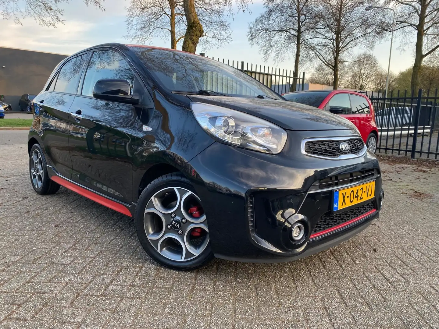 Kia Picanto 1.2 CVVT SportsLine Airco Tel Pdc Km 97592 Zwart - 2