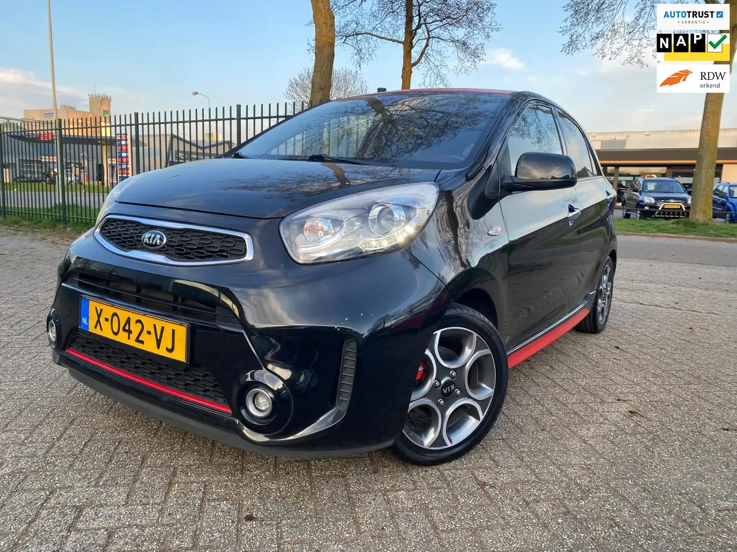 Kia Picanto 1.2 CVVT SportsLine Airco Tel Pdc Km 97592 Zwart - 1