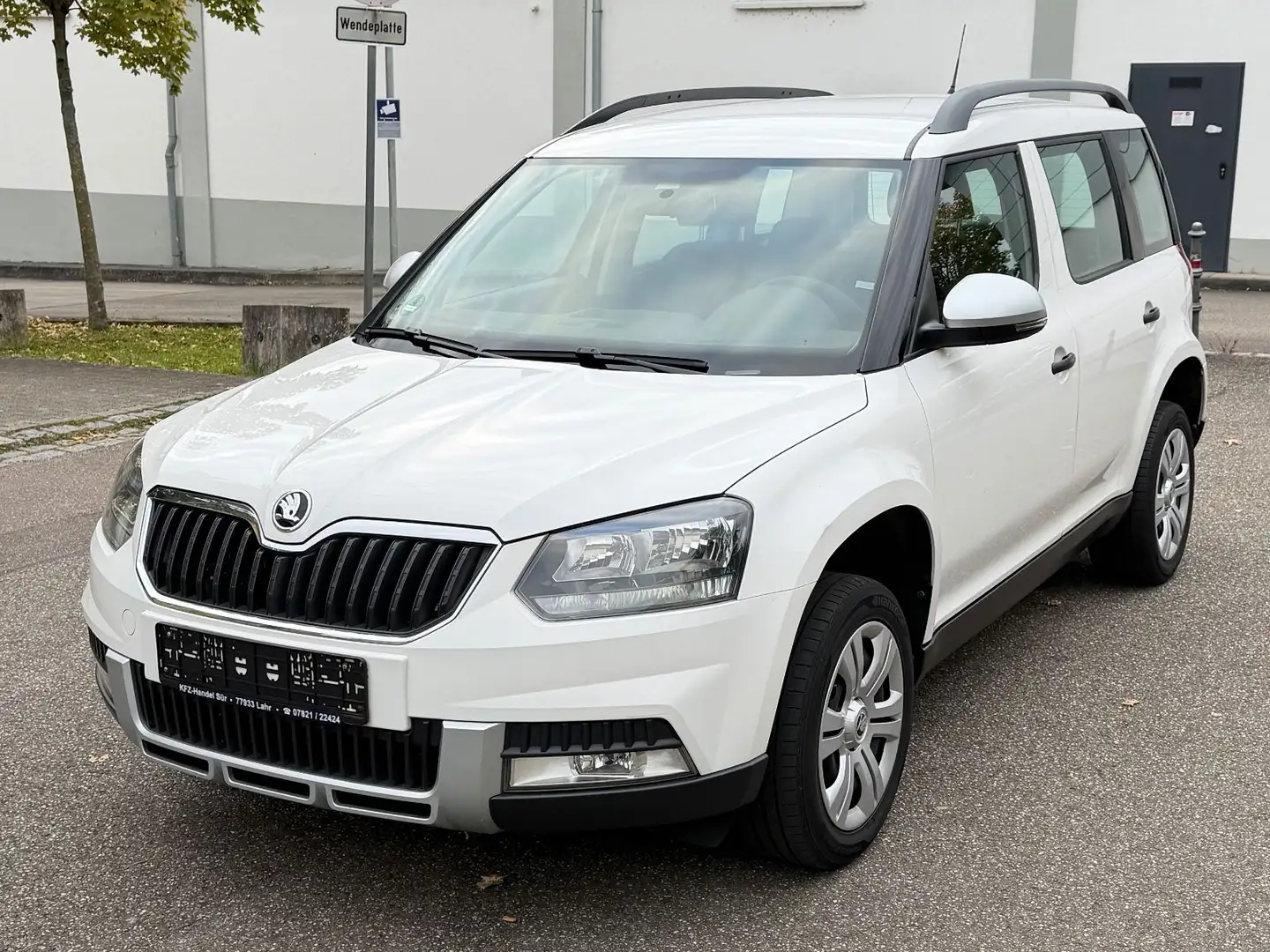 Skoda Yeti Active Outdoor TÜV NEU/AHK/ KLIMAANLAGE/ Weiß - 1