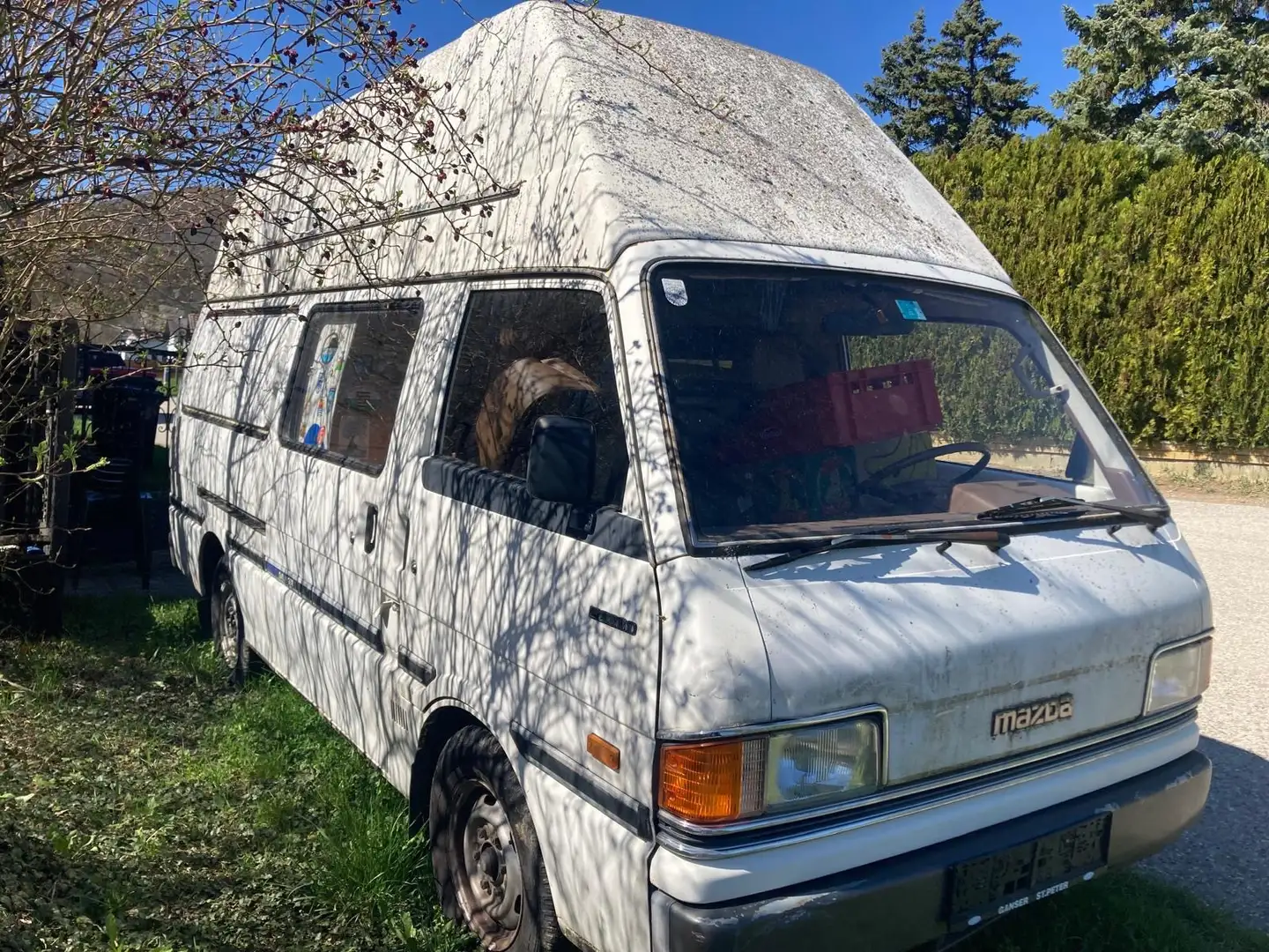 Mazda E Series E 2000 Weiß - 1