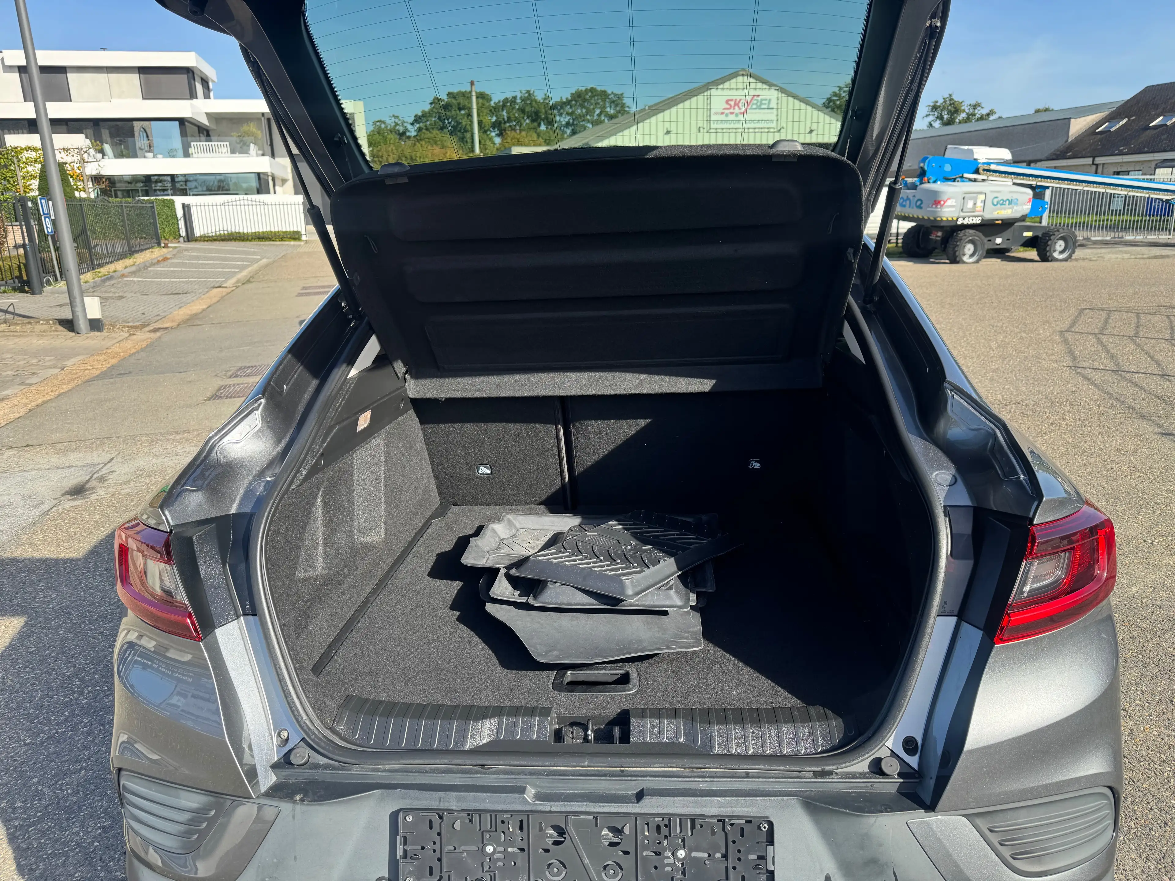 Renault Arkana Arkana E-TECH 1.6i Corporate Edition — photo 13