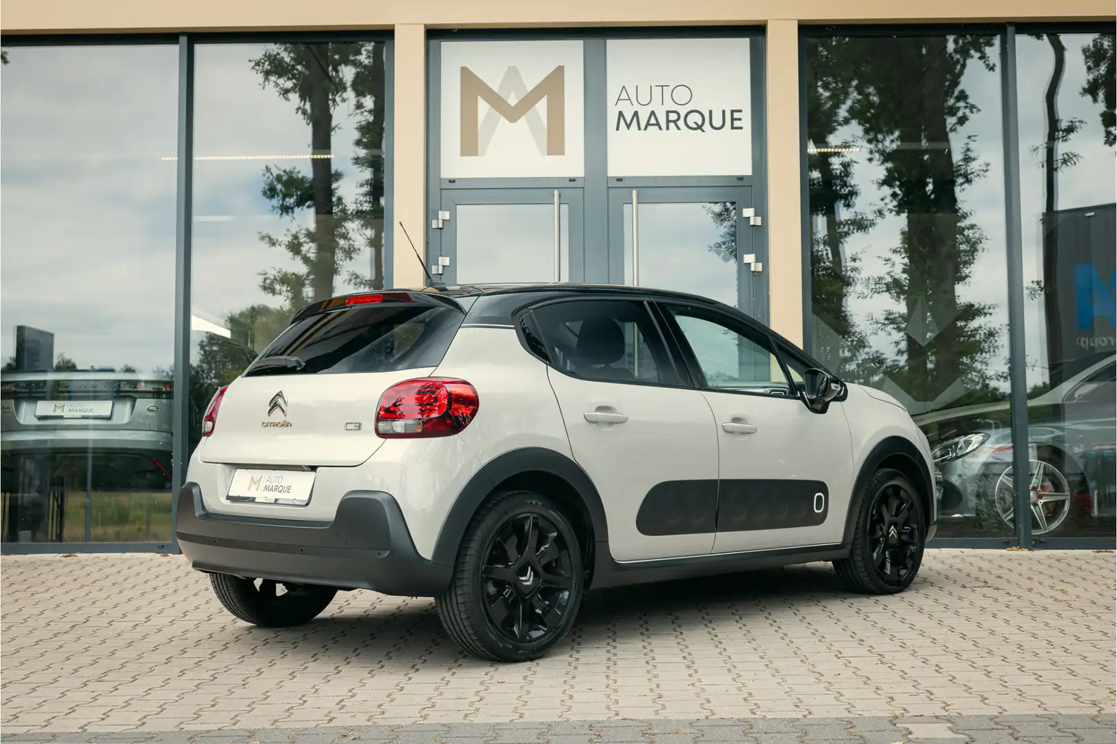 Citroen C3 1.2 PureTech 111PK | Shine | Navigatie incl. Apple Grijs - 2