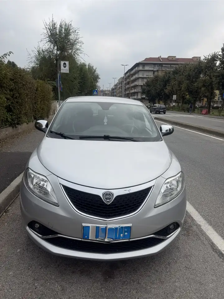 Lancia Ypsilon