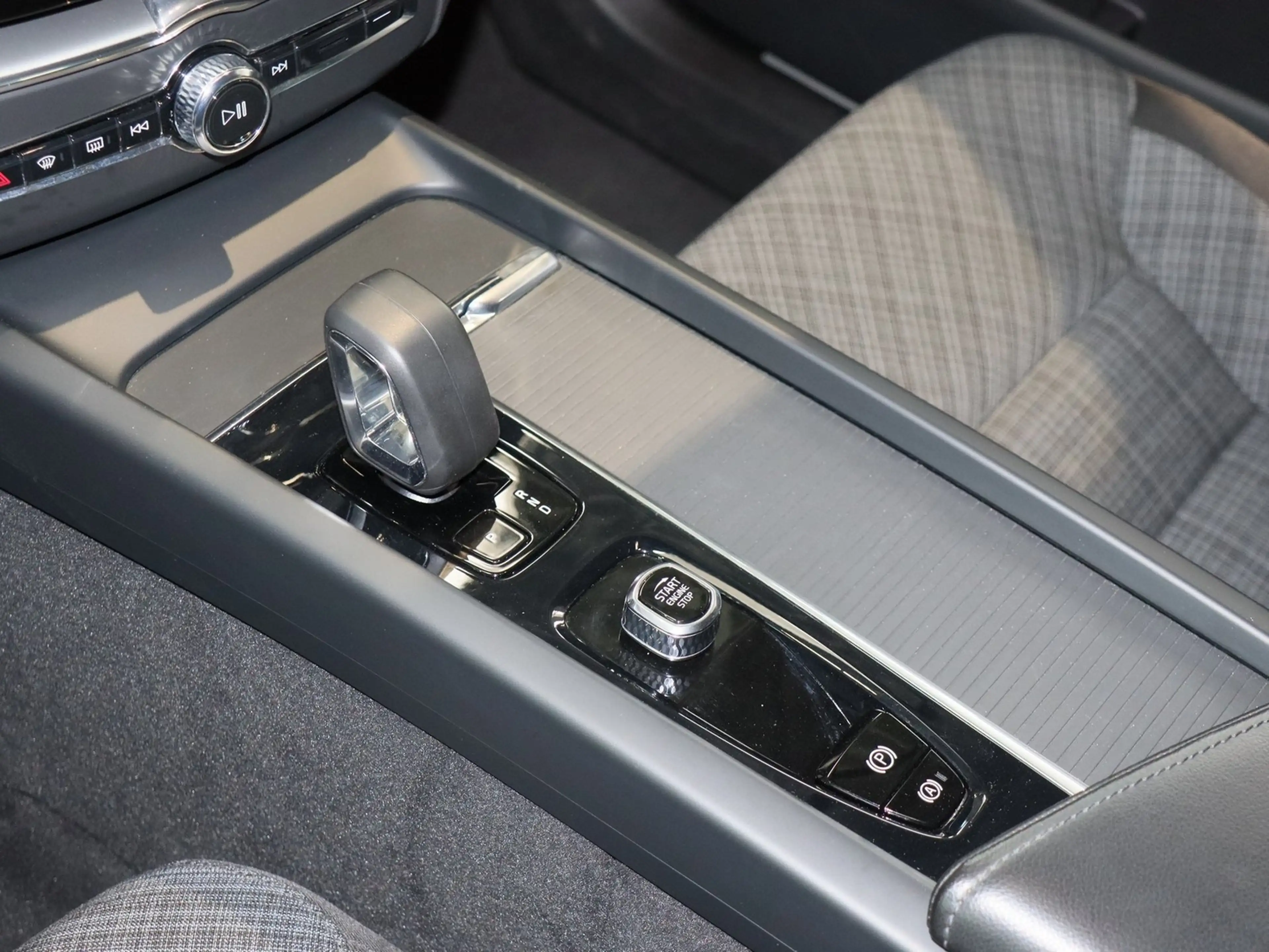 Volvo XC60 B4 (D) Core *Kamera*SHZ-Hi — photo 10