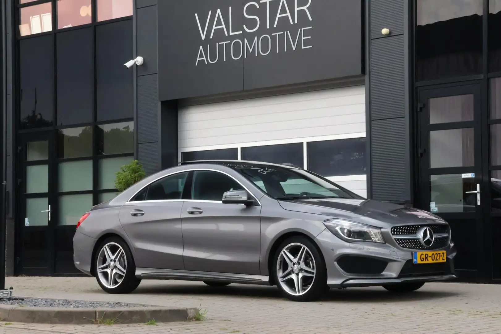 Mercedes-Benz CLA 180 //AMG line | Panorama |trekhaak | NL geleverd! Grijs - 1