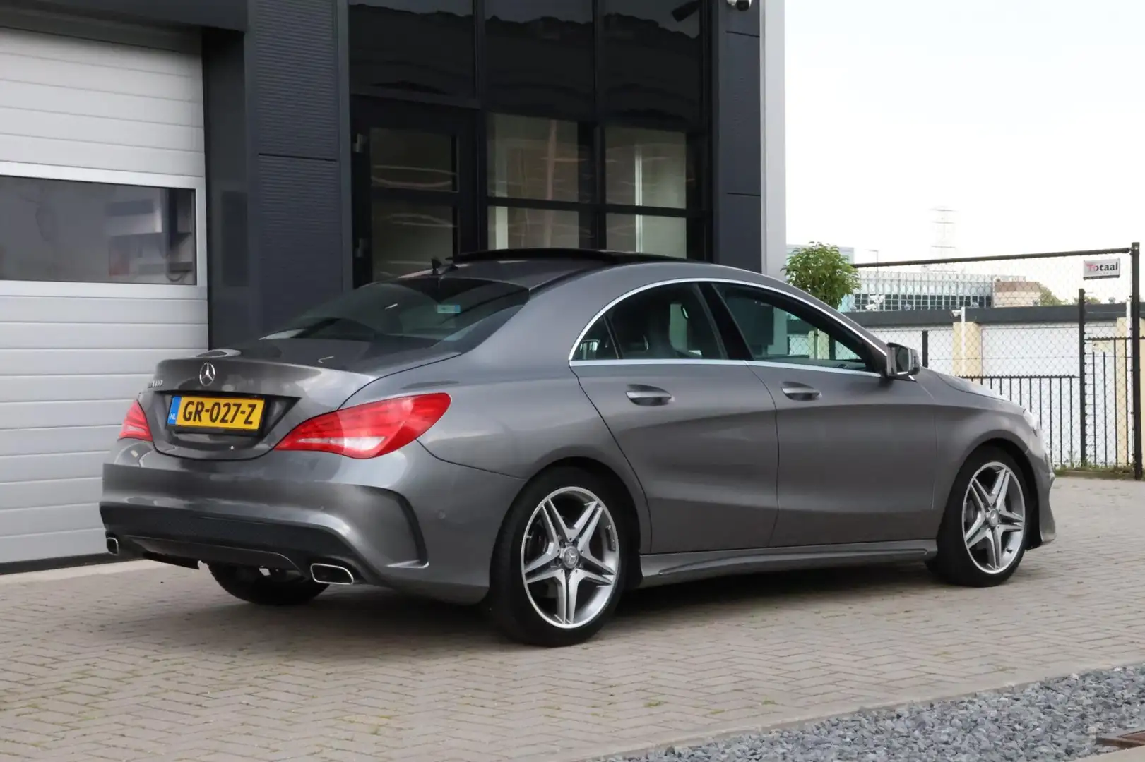 Mercedes-Benz CLA 180 //AMG line | Panorama |trekhaak | NL geleverd! Grijs - 2