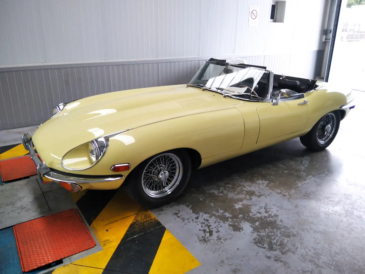 Jaguar E-Type Jaune - 1