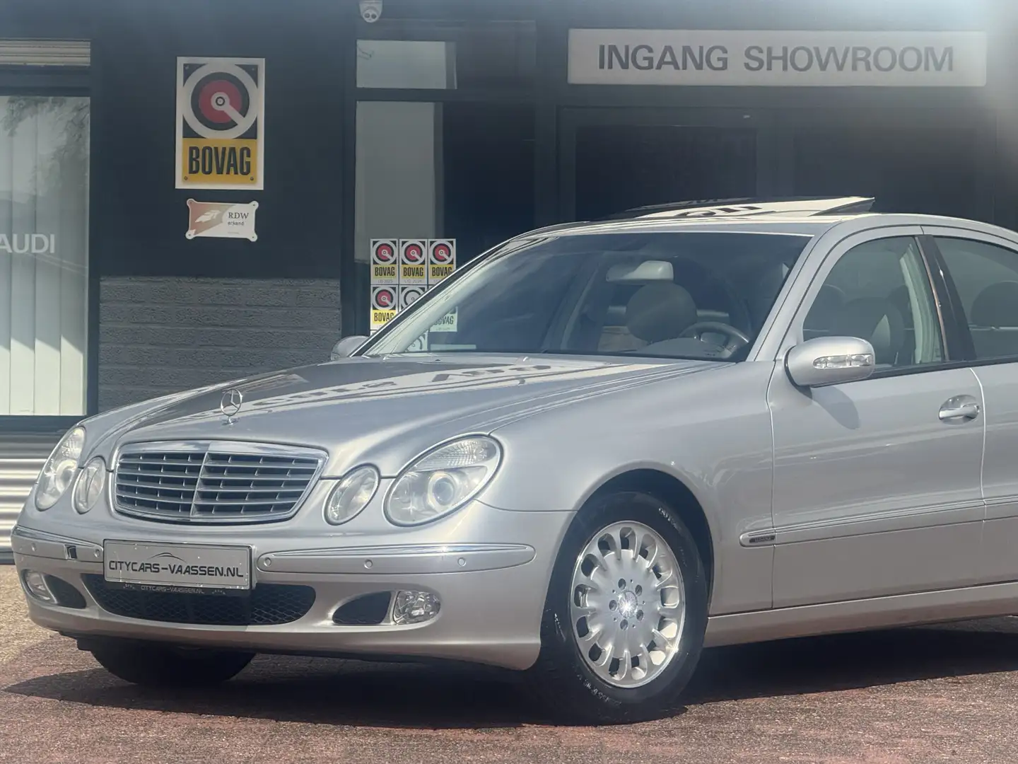 Mercedes-Benz E 240 v6 Elegance youngtimer automaat 177 pk climate ctr Gris - 2