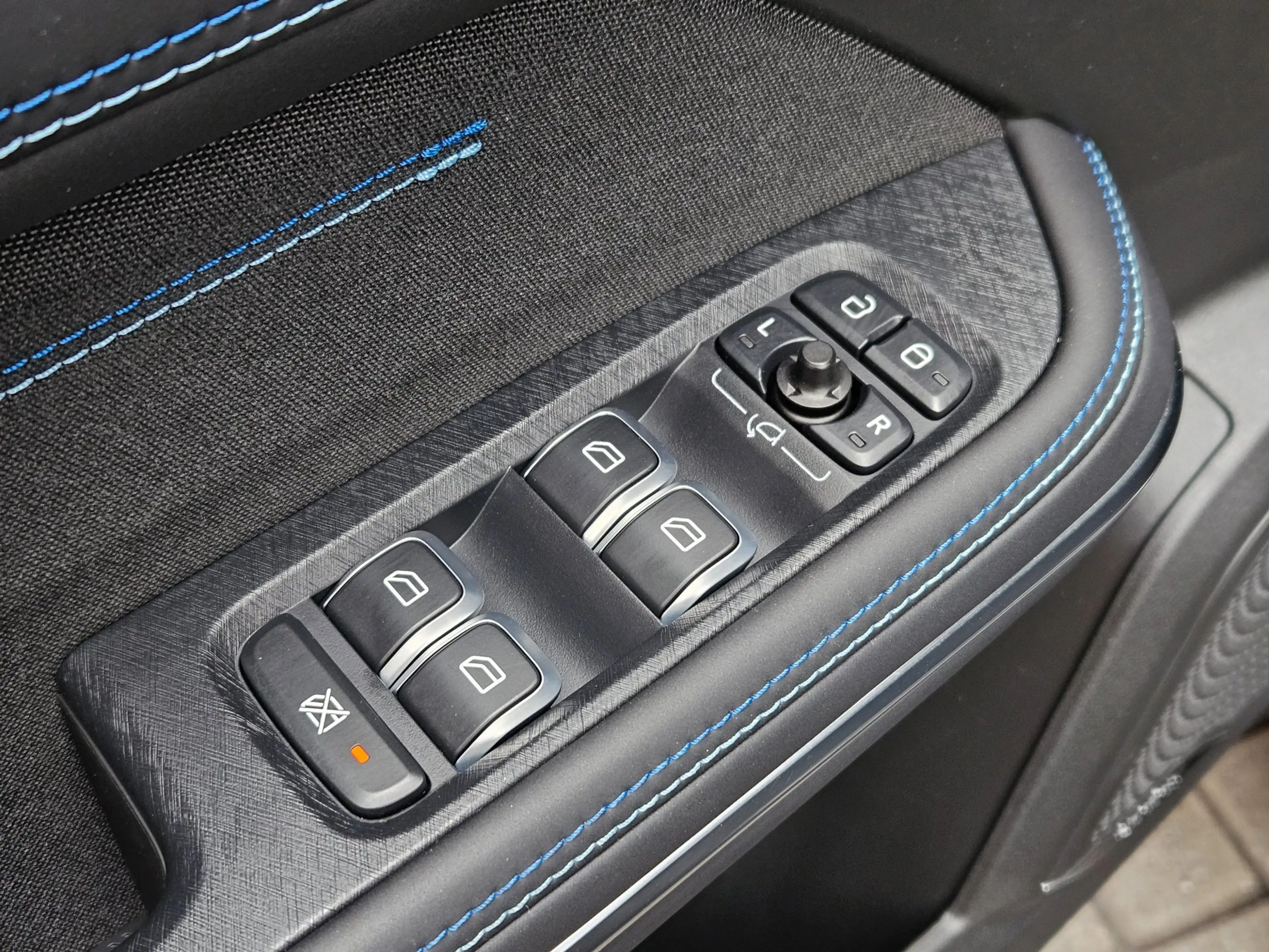 Lynk & Co 01 1.5 Hybride Black-pack Pano ACC Carplay — photo 26