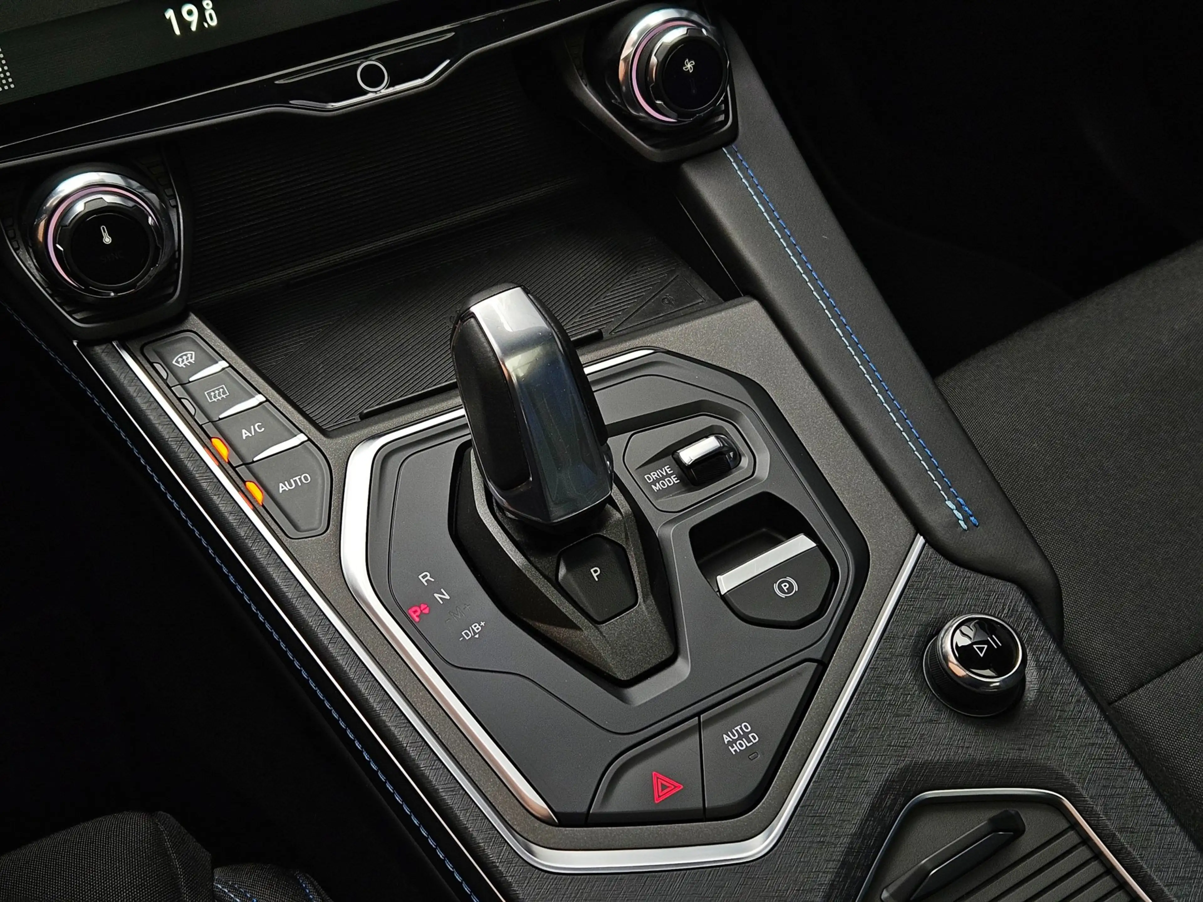 Lynk & Co 01 1.5 Hybride Black-pack Pano ACC Carplay — photo 25