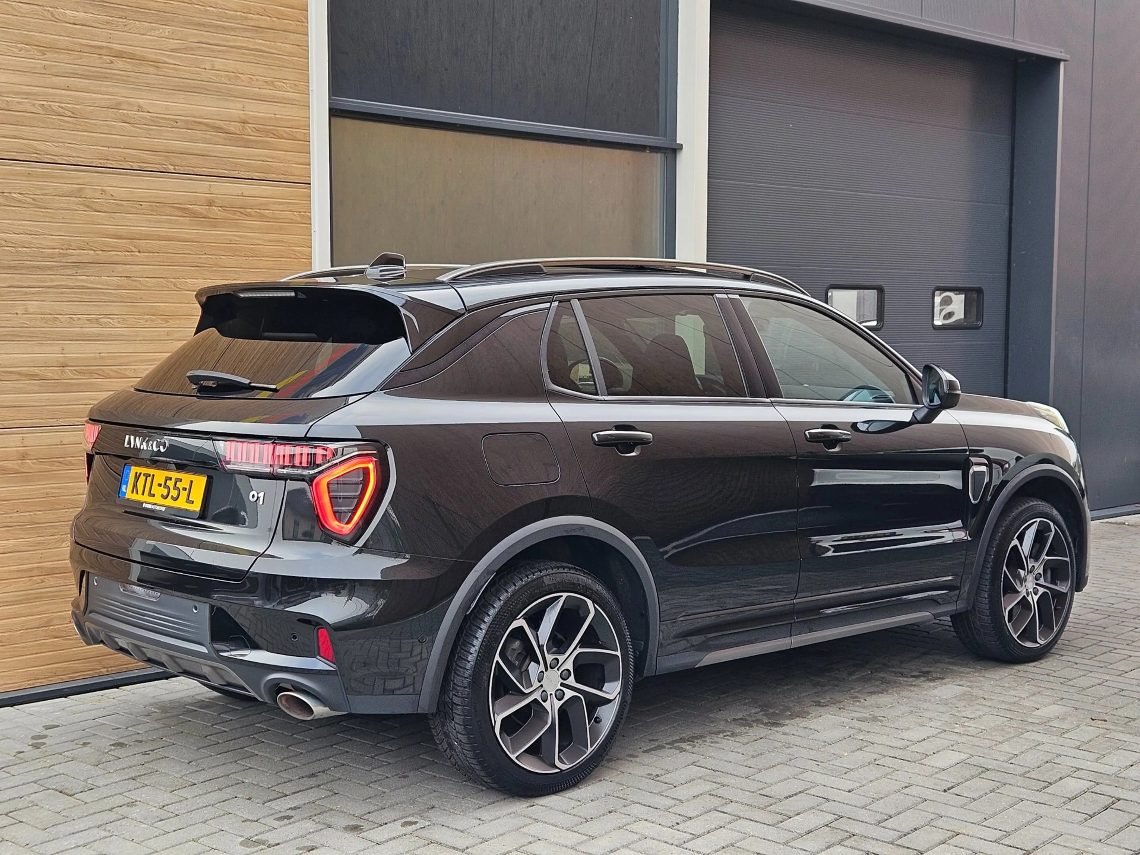 Lynk & Co 01 1.5 Hybride Black-pack Pano ACC Carplay — photo 2