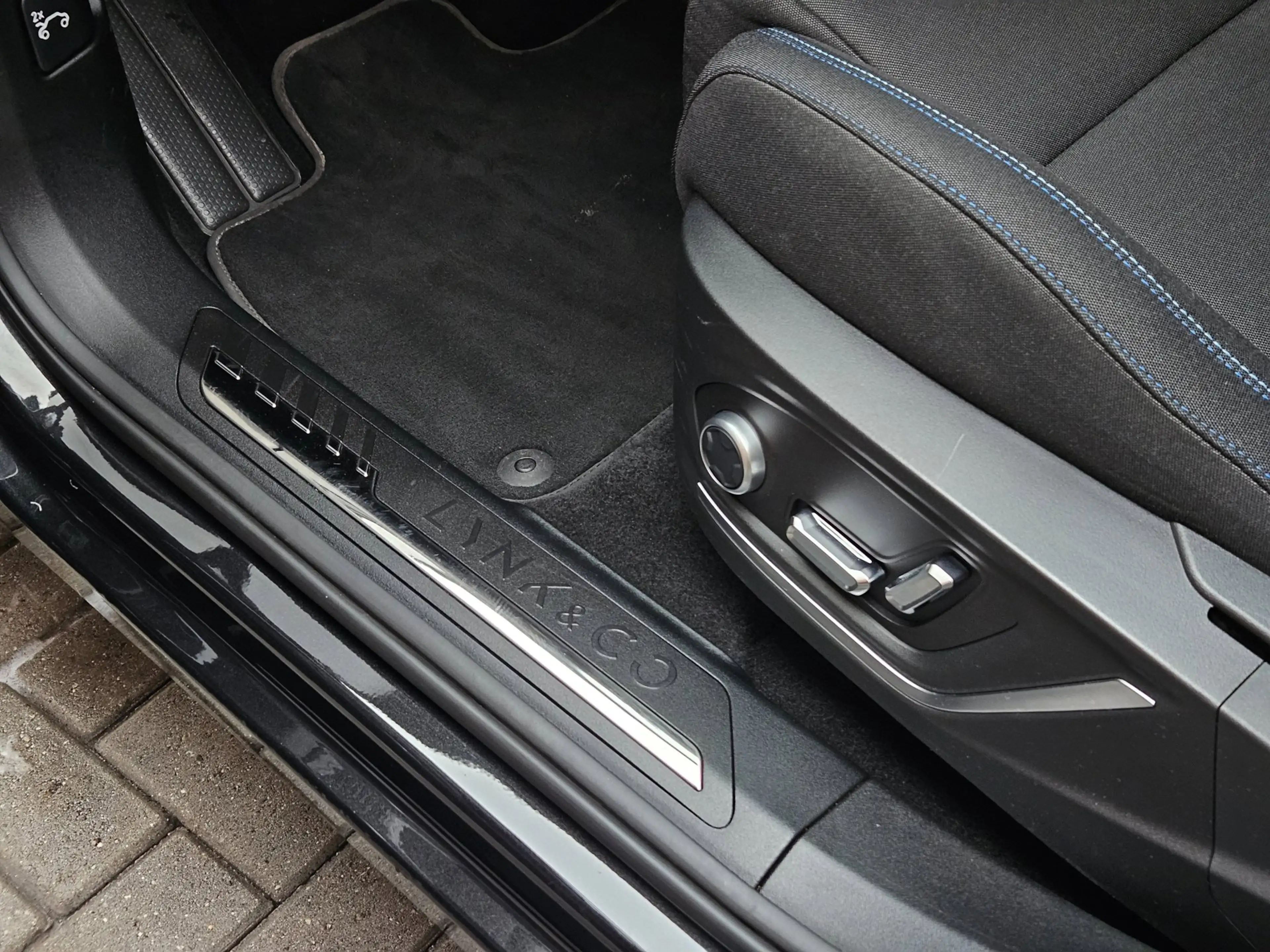 Lynk & Co 01 1.5 Hybride Black-pack Pano ACC Carplay — photo 9