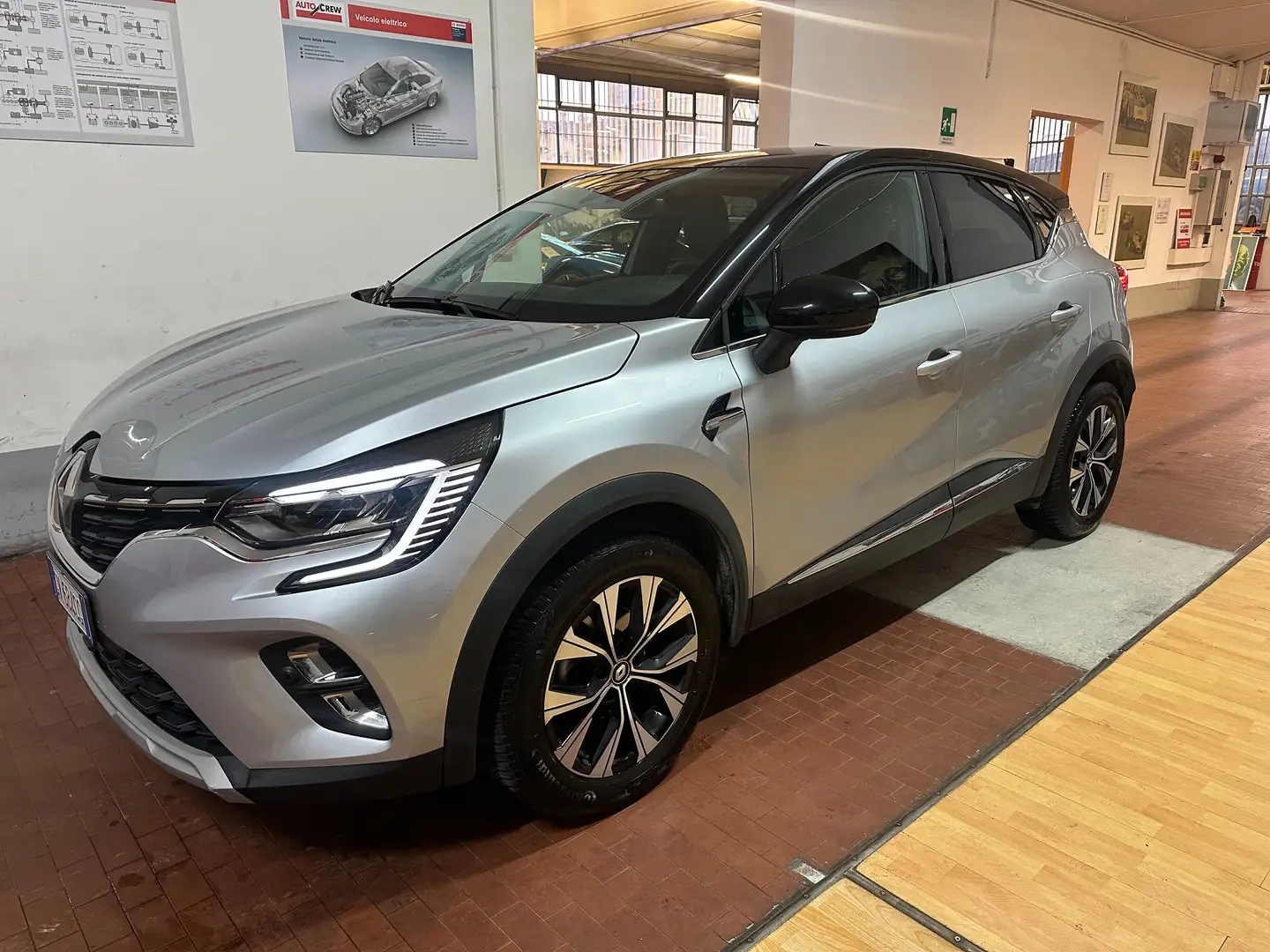 Renault Captur Captur II 2024 1.0 tce Techno 90cv navi telec Silber - 1