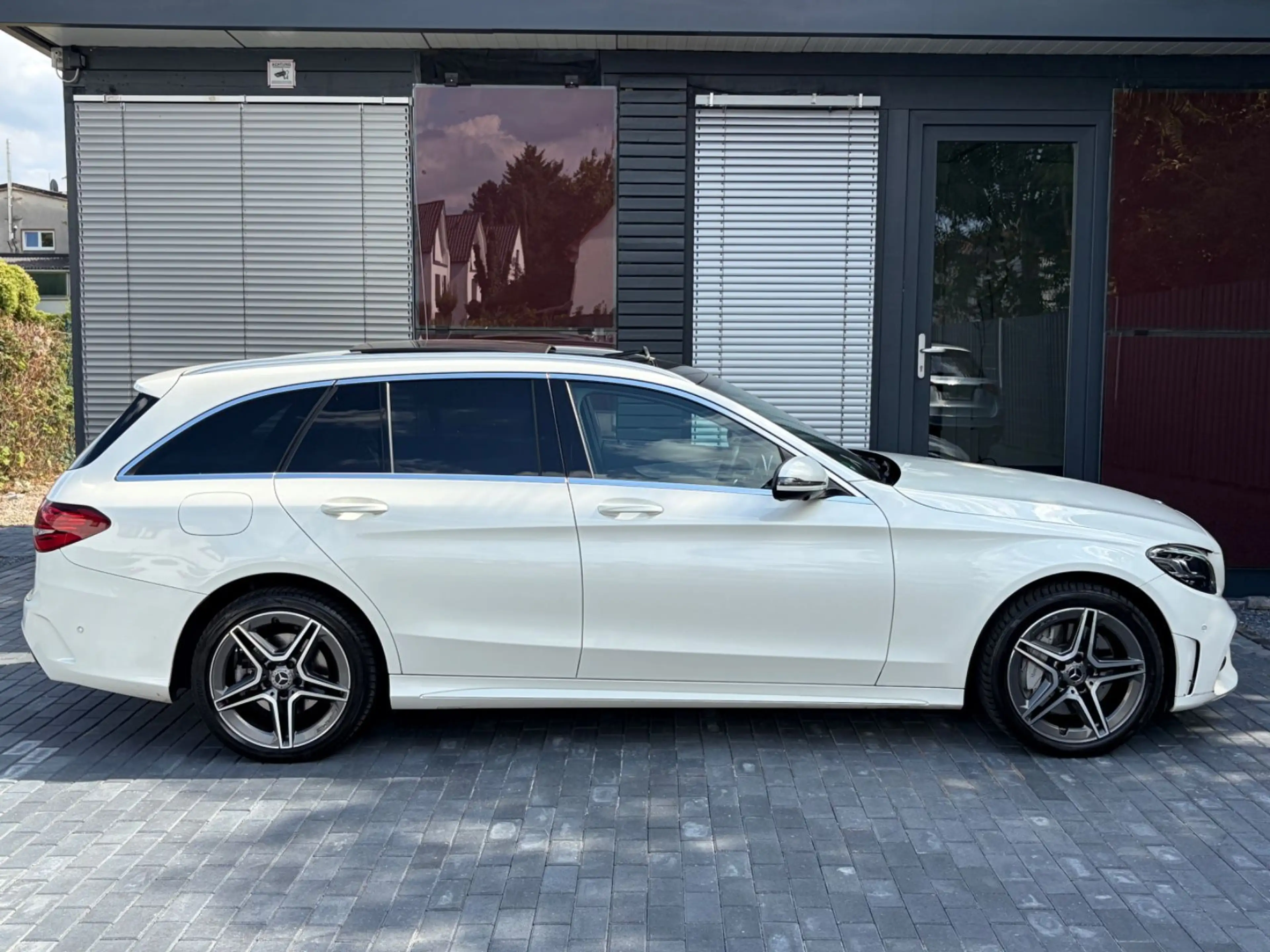 Mercedes-Benz C 300 C T-Modell C 300 de/AMG-LINE/PANO/360°K/NA — photo 10