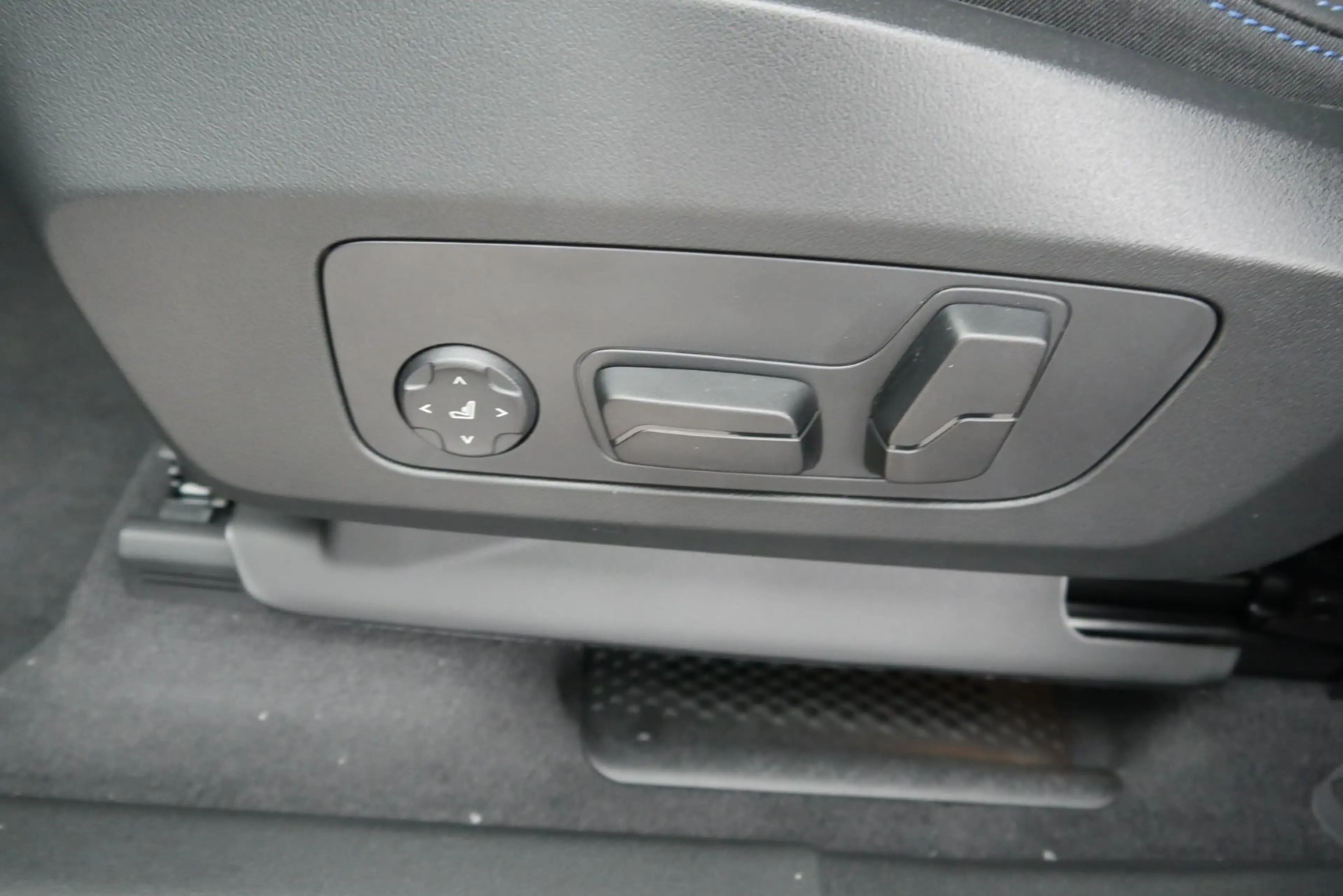 BMW X1 xDrive23d *M-Paket Pro/AHK/Aktivsitz/DA-Plus/ACC/Memorysitz/H&K-Sound* — photo 12