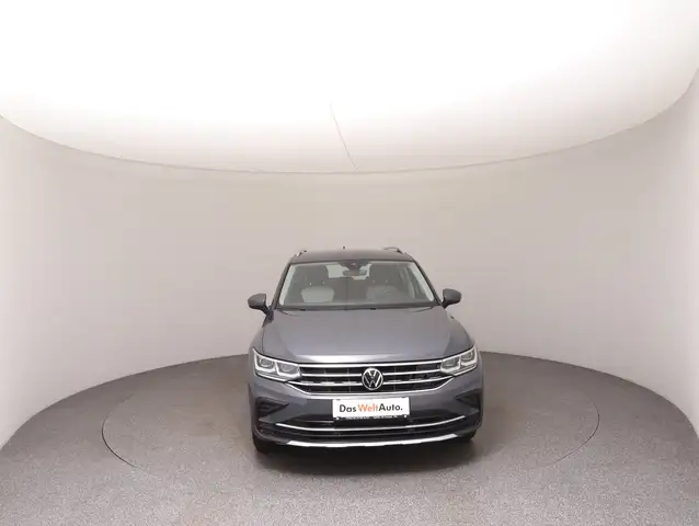 Volkswagen Tiguan view 3