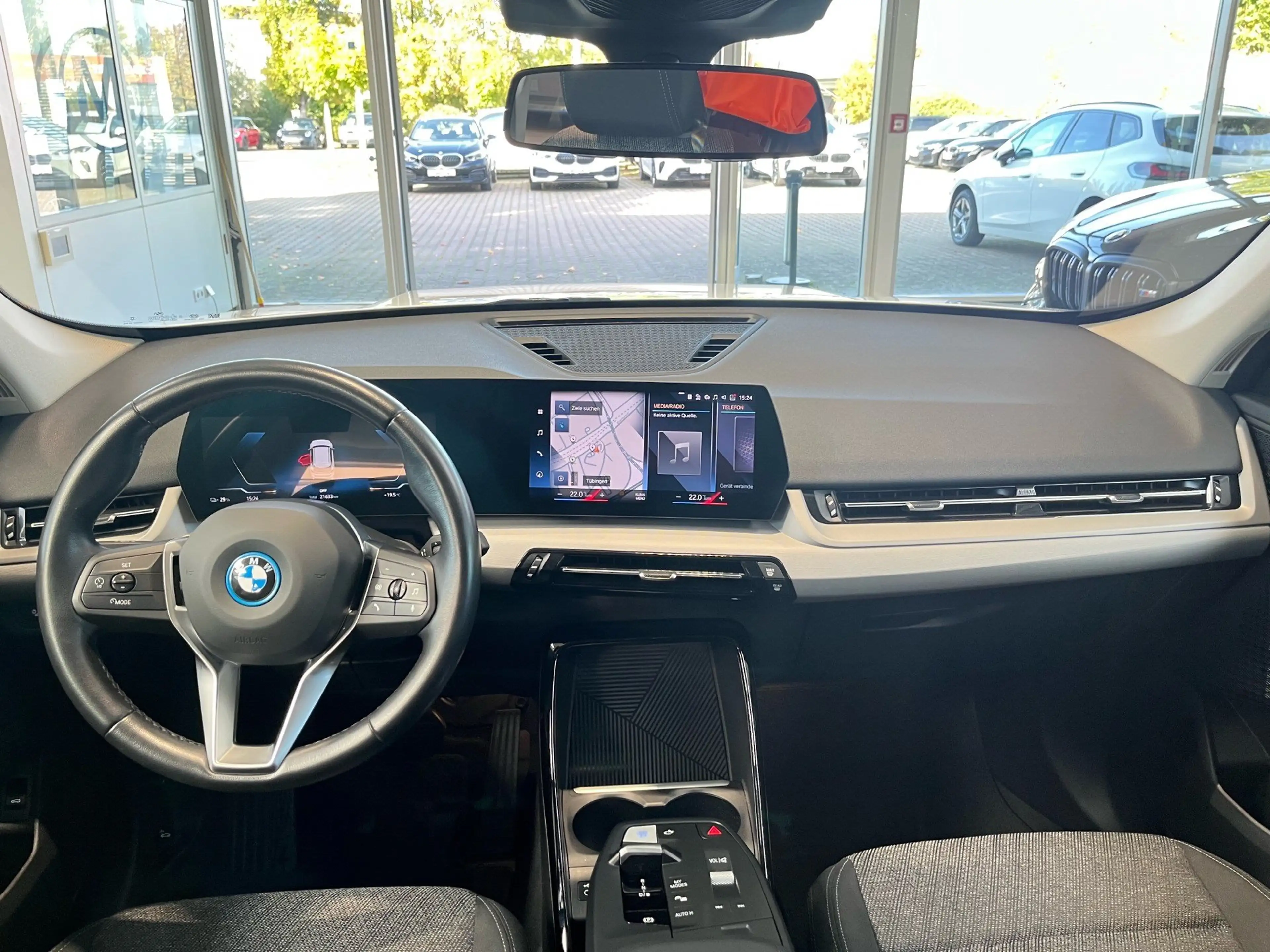 BMW iX1 xDrive30 DAB Parkassistent Shz — photo 10