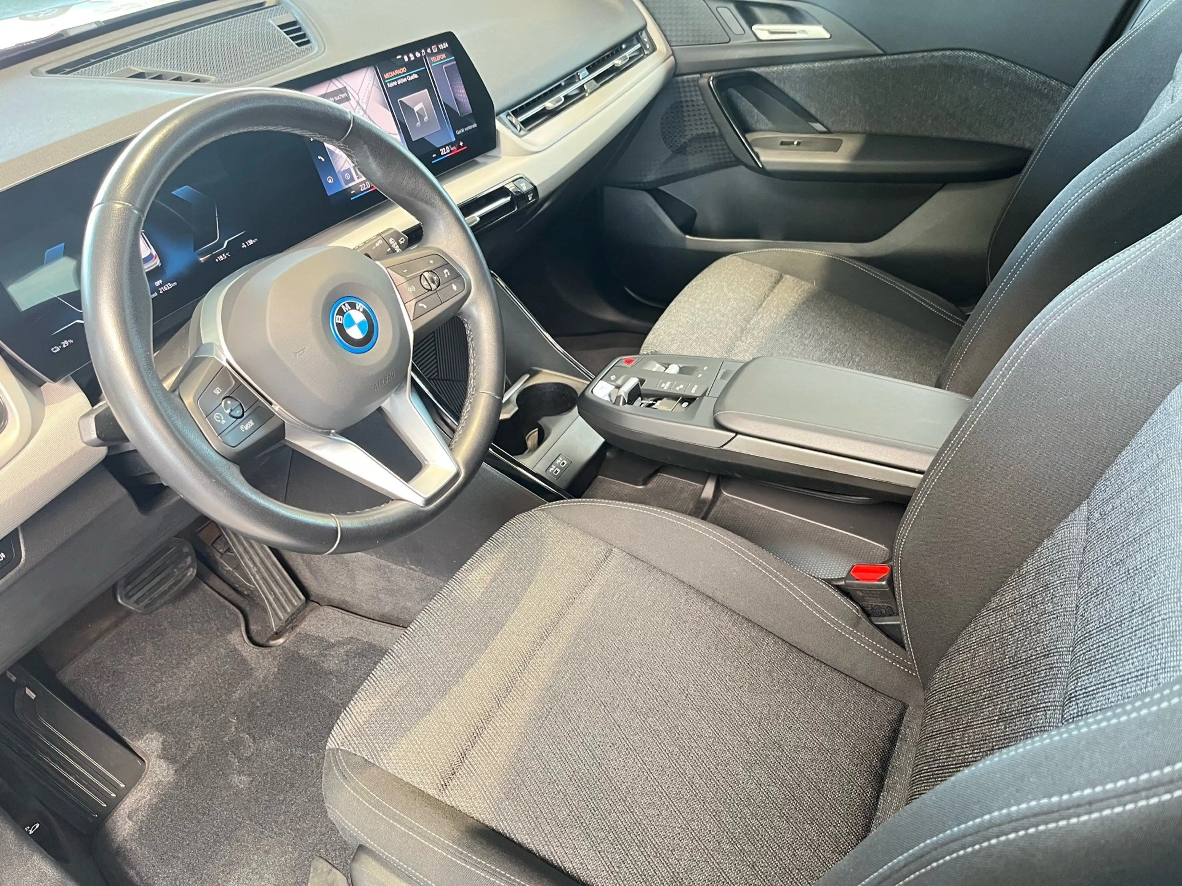 BMW iX1 xDrive30 DAB Parkassistent Shz — photo 13