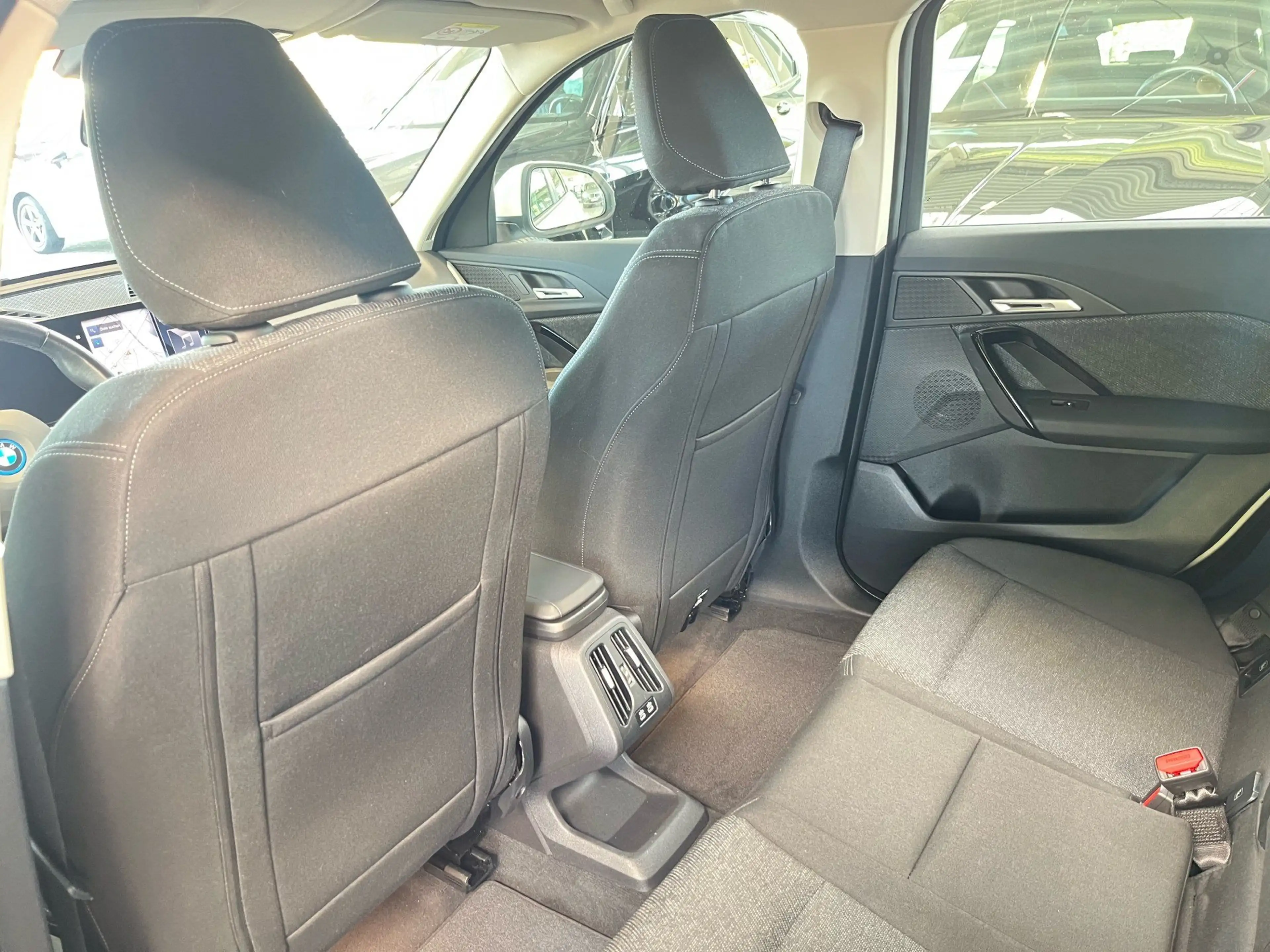 BMW iX1 xDrive30 DAB Parkassistent Shz — photo 15