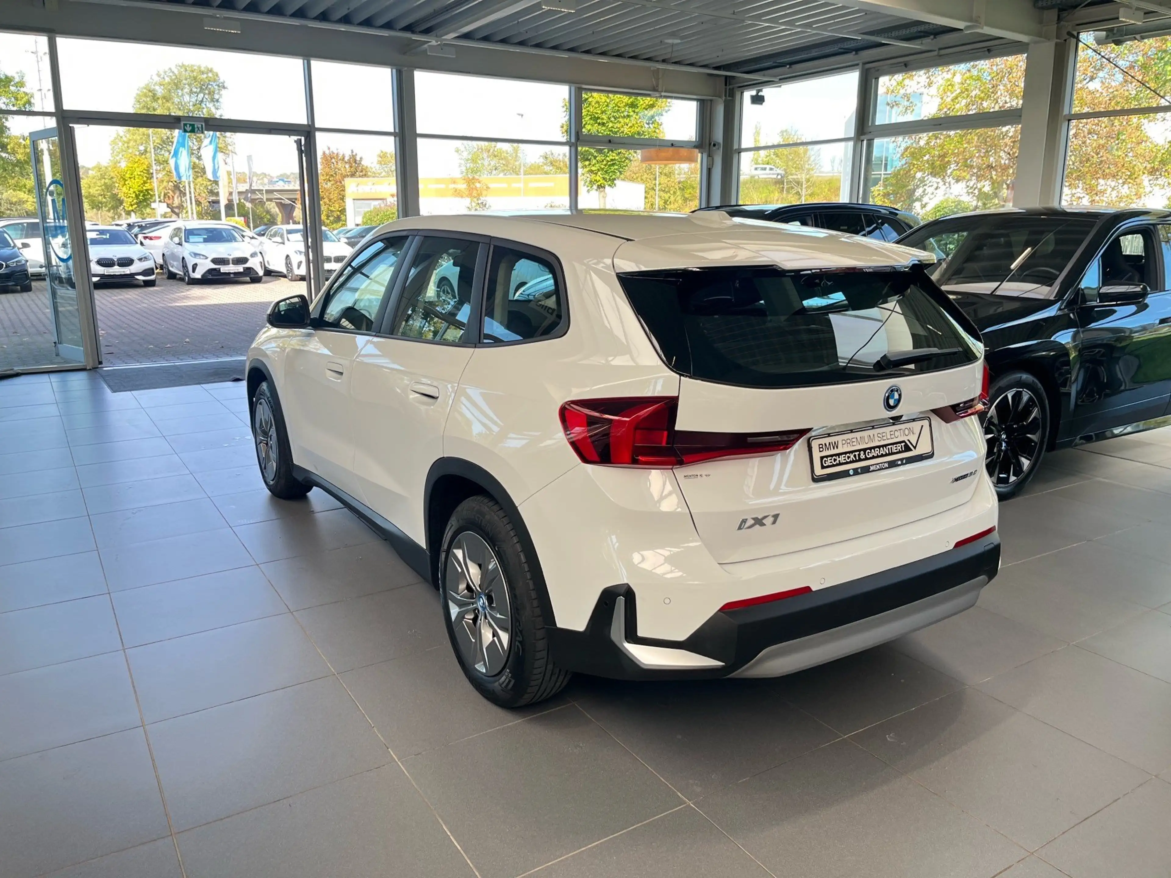 BMW iX1 xDrive30 DAB Parkassistent Shz — photo 6