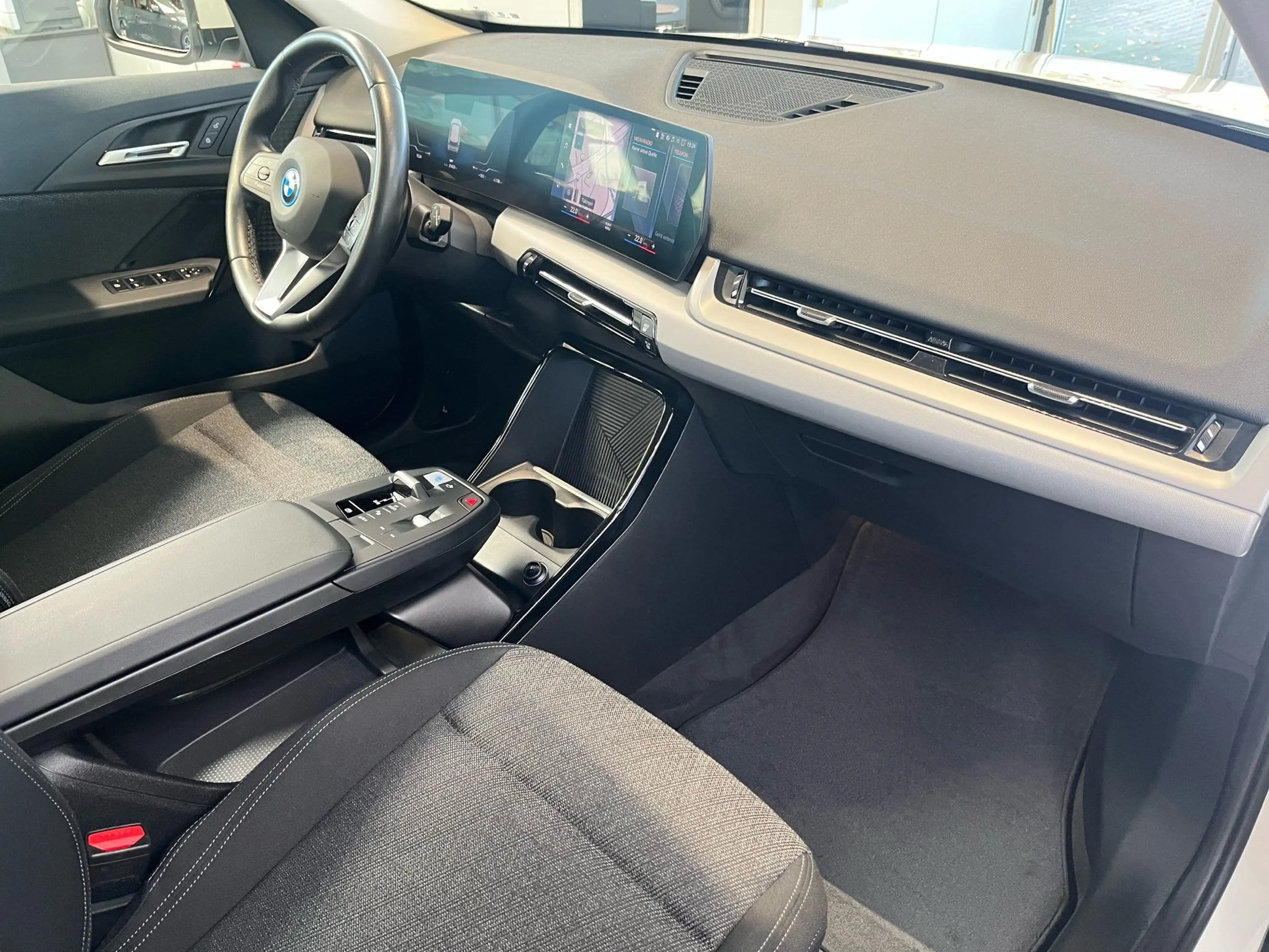 BMW iX1 xDrive30 DAB Parkassistent Shz — photo 12