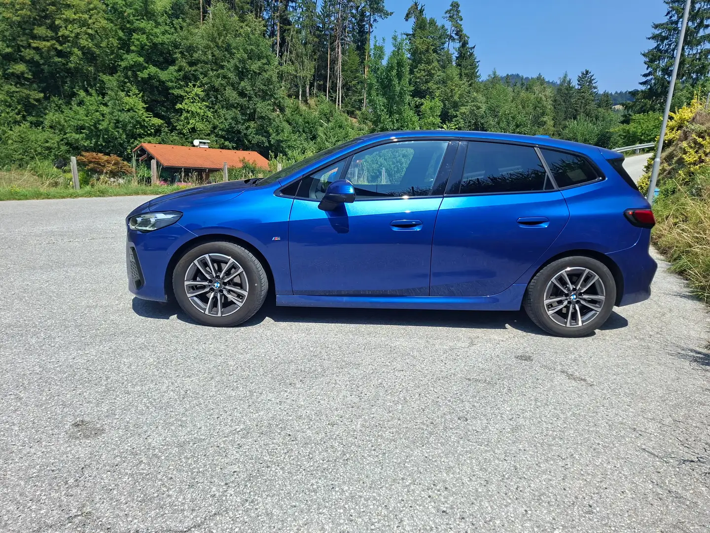 BMW 218 218d Active Tourer Aut. M Sportpacket Harman Kardon Blau - 2