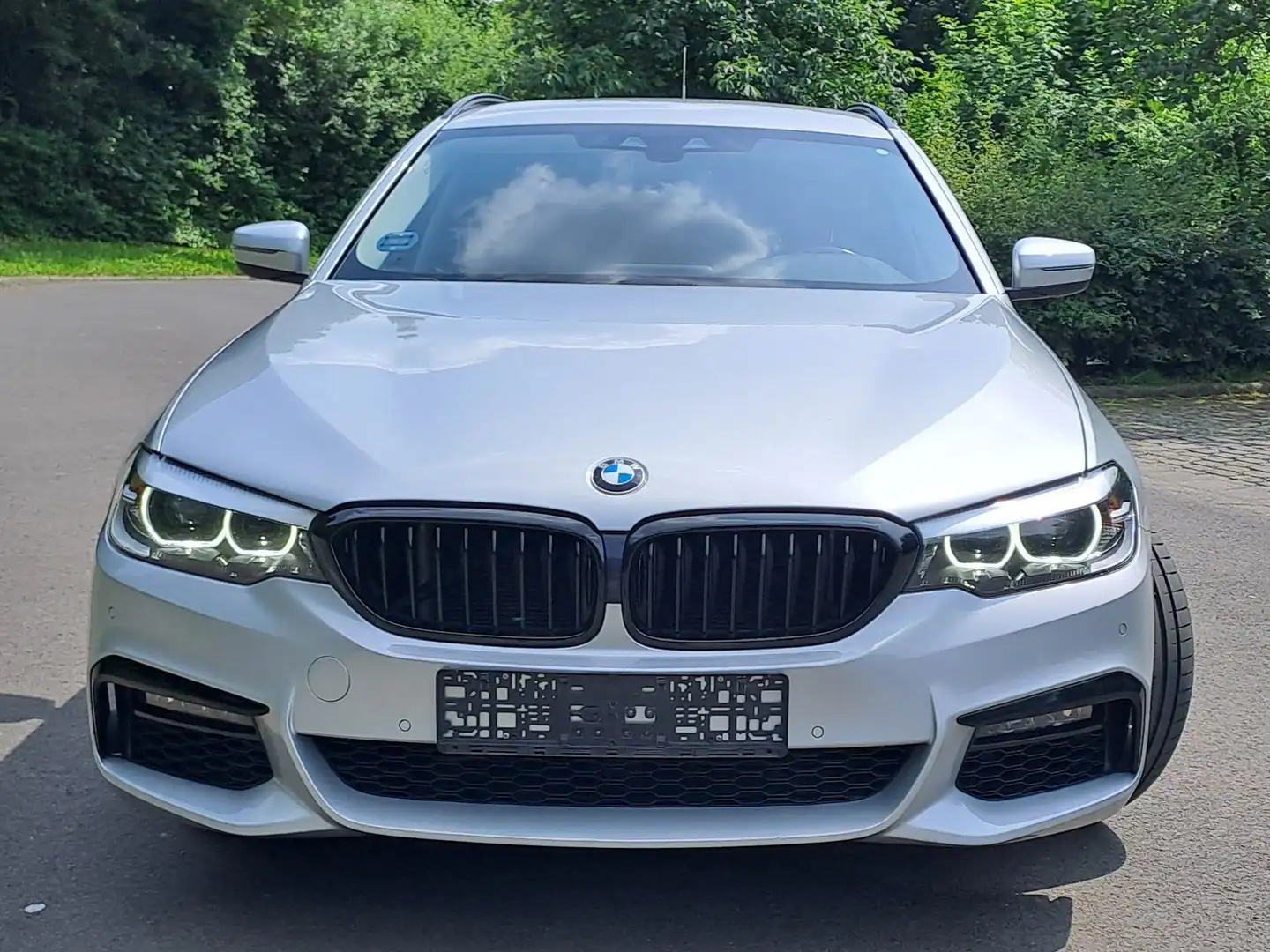 BMW 530 5er Touring Diesel 530d Touring Allrad M Sport srebrna - 1