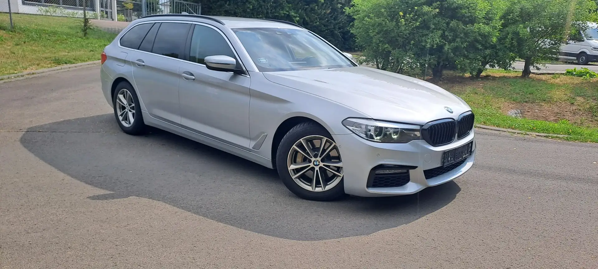 BMW 530 5er Touring Diesel 530d Touring Allrad M Sport srebrna - 2