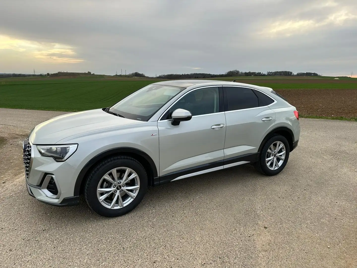Audi Q3 Sportback S tronic S line AHK PANO 3-Zonen-Klima Silber - 2