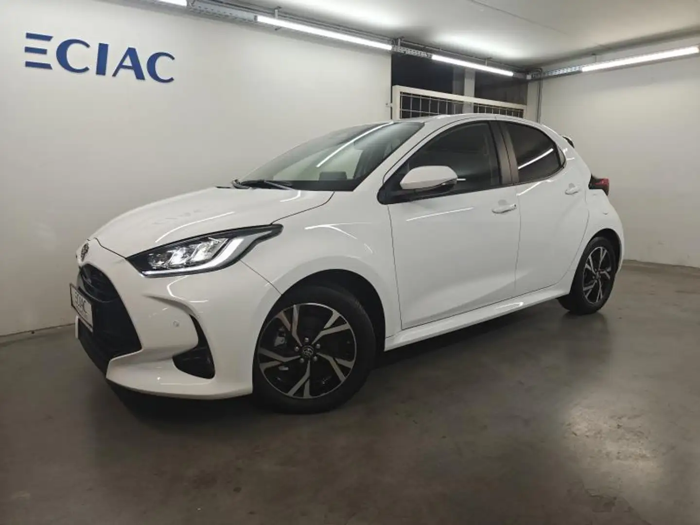 Toyota Yaris Y-Conic Weiß - 1