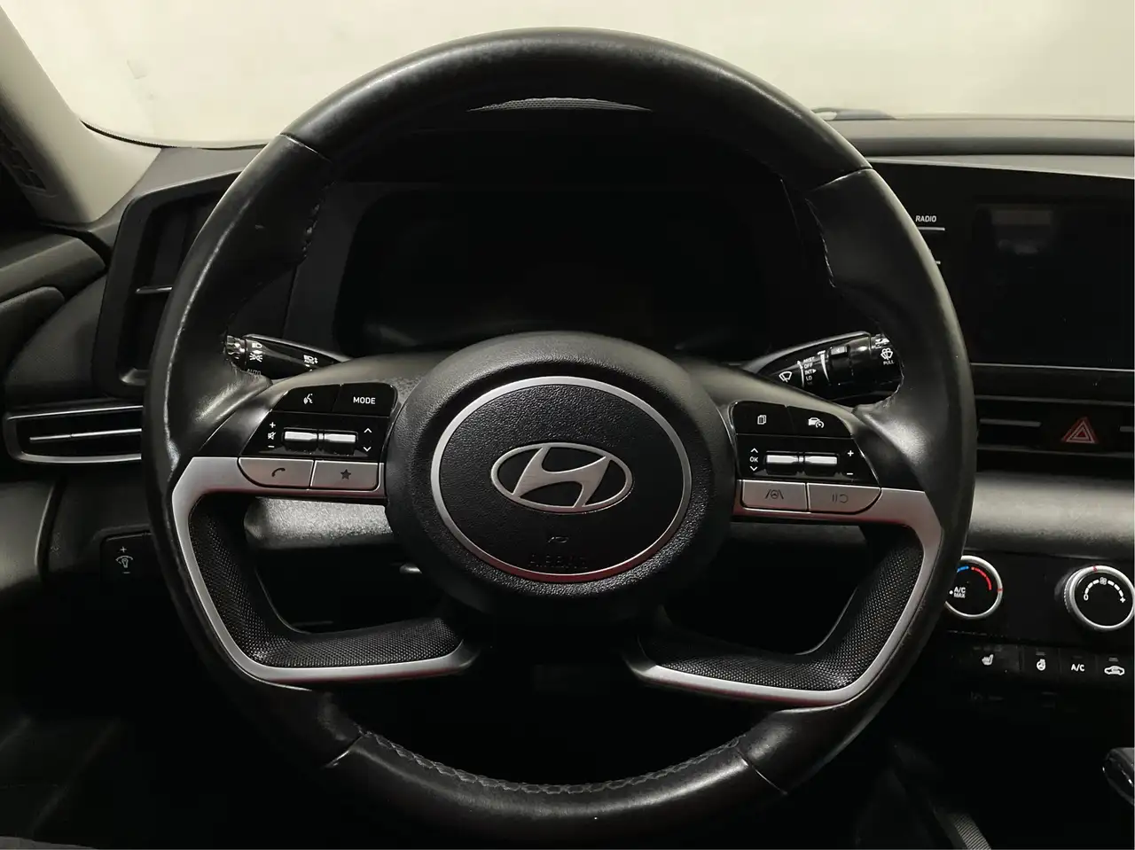 Hyundai ELANTRA photo Hyundai ELANTRA