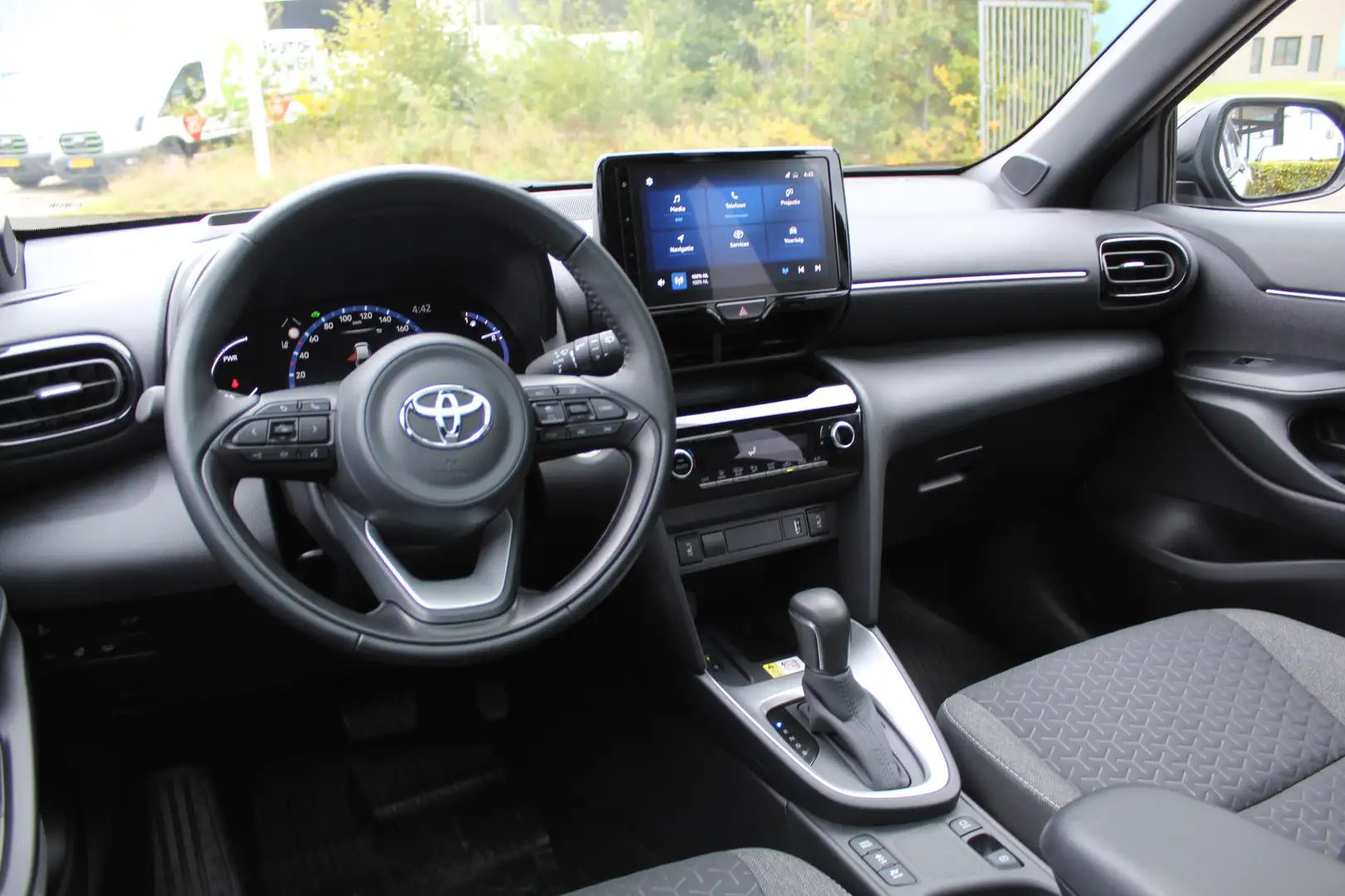 Toyota Yaris Cross 1.5 Hybrid Dynamic Plus | Rijklaar | Panoramadak | Schwarz - 2