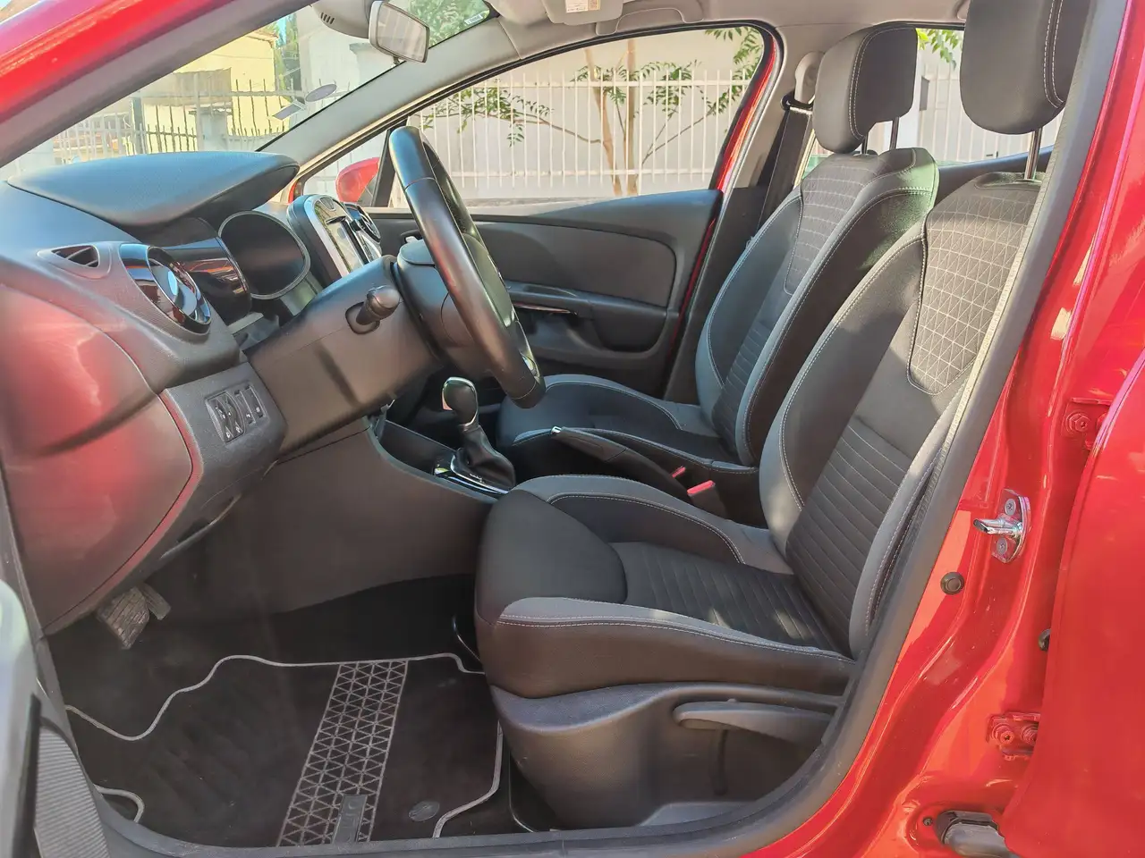Renault Clio Citadine 5 portes — photo 8