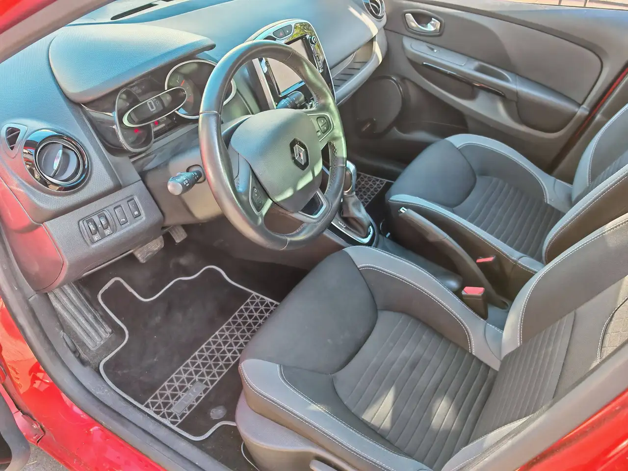 Renault Clio Citadine 5 portes — photo 10