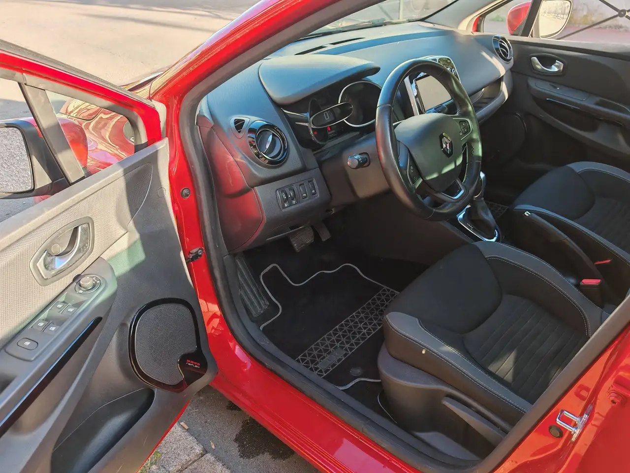 Renault Clio Citadine 5 portes — photo 9