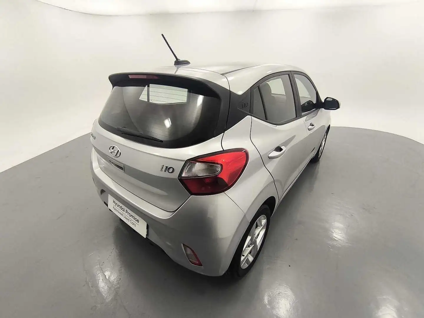 Hyundai i10 1.0 MPI Klass Plateado - 2