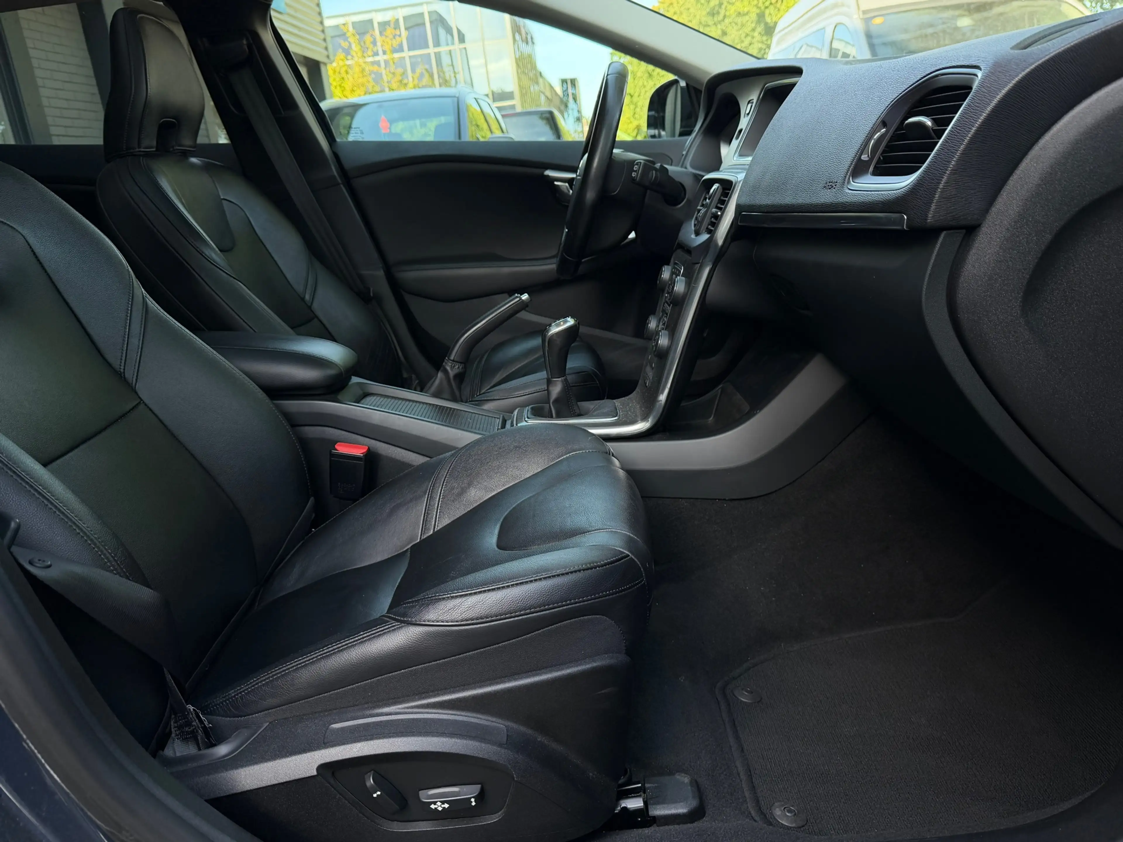 Volvo V40 2.0 D4 Ocean Race Business — photo 12