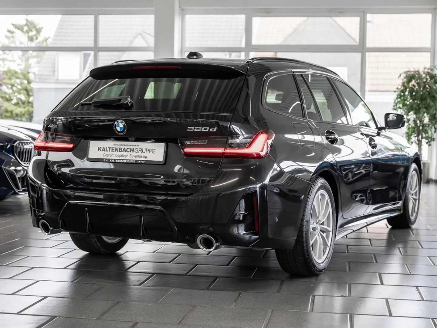 BMW 320 d Touring xDrive M-Sportpaket PANO AHK HUD Schwarz - 2